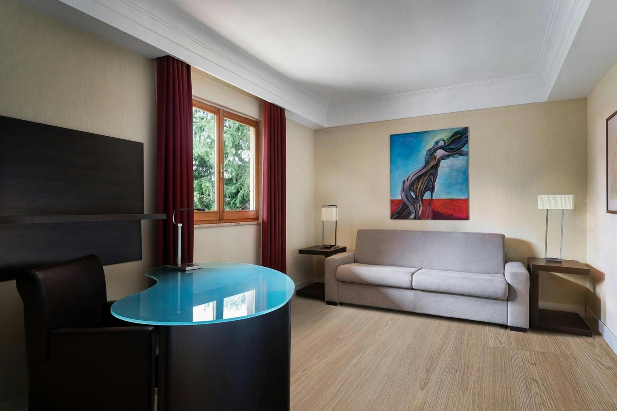 2 room Suite 1 King Sofa bed St PeterÂ´s Dome view