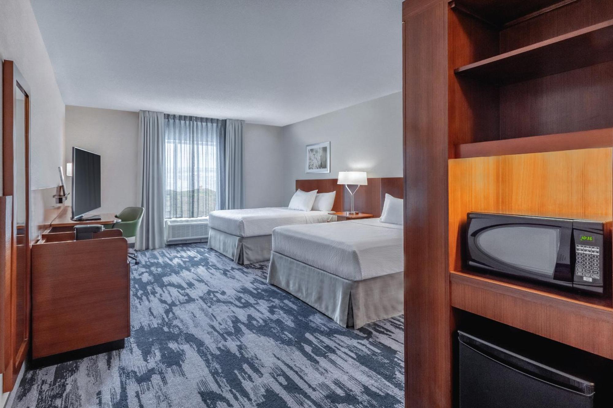 Queen Room Two Queen Beds Bathtub Mobility Access