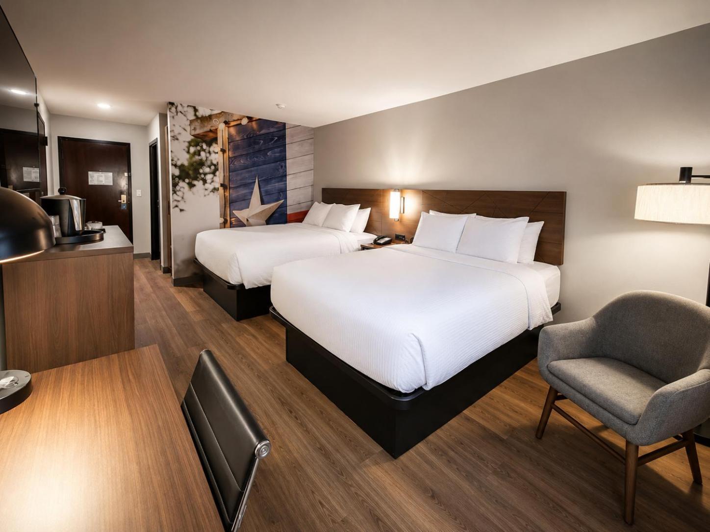Family Room with Three Queen Beds - Non Smoking