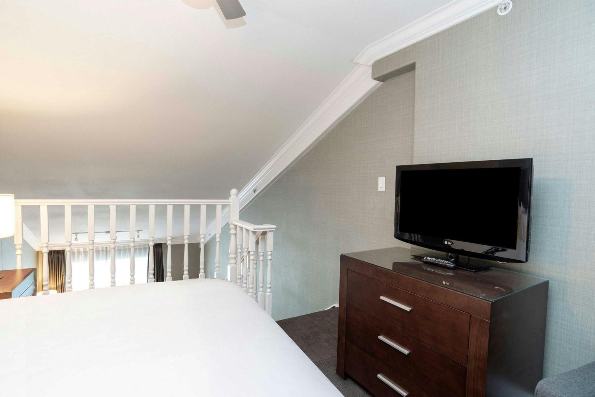 Loft Suite 1 King Bed Sofa Bed Kitchen