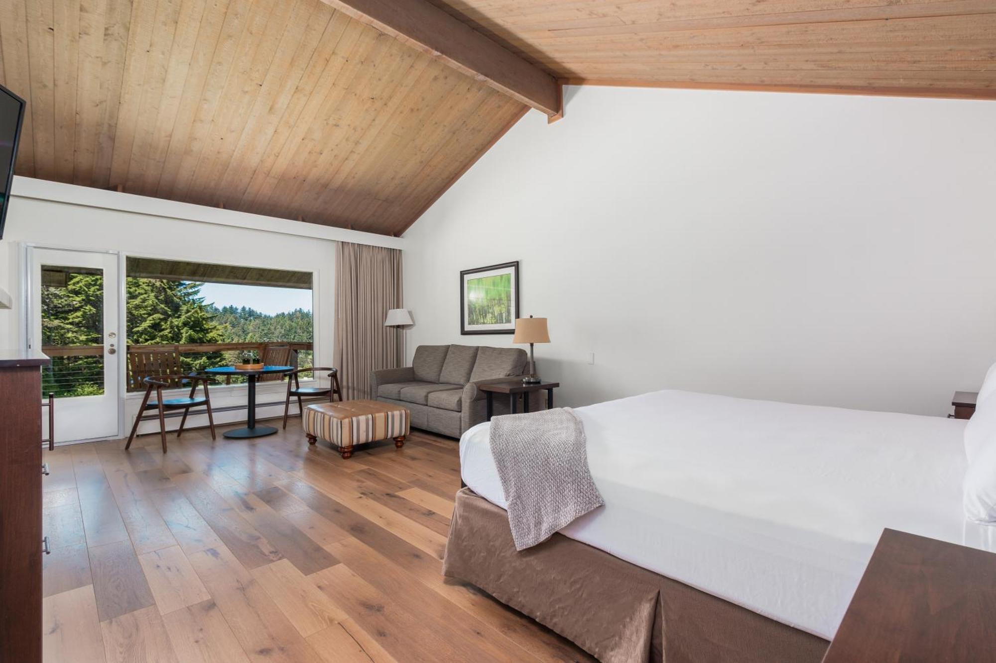 Deluxe King Room Golf Course View
