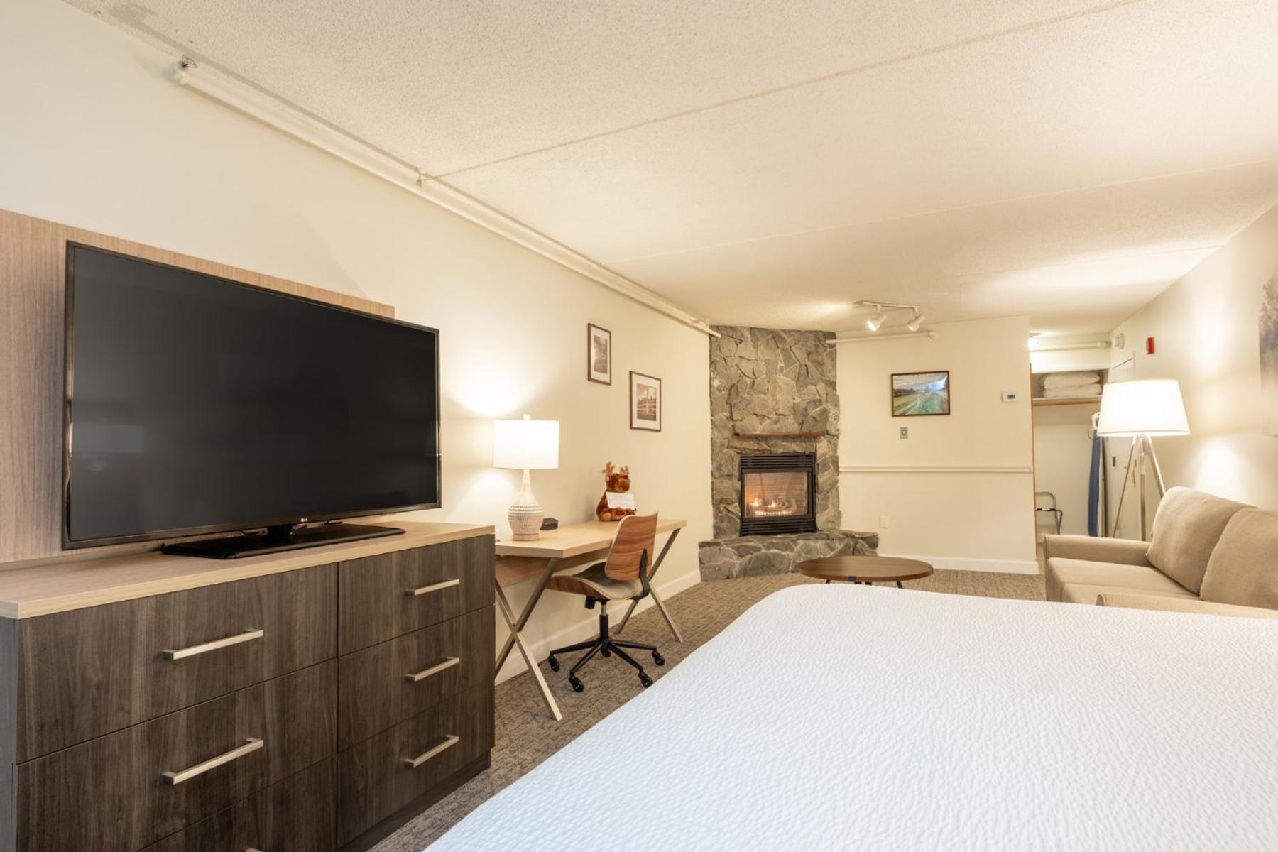 King Suite | Fireplace