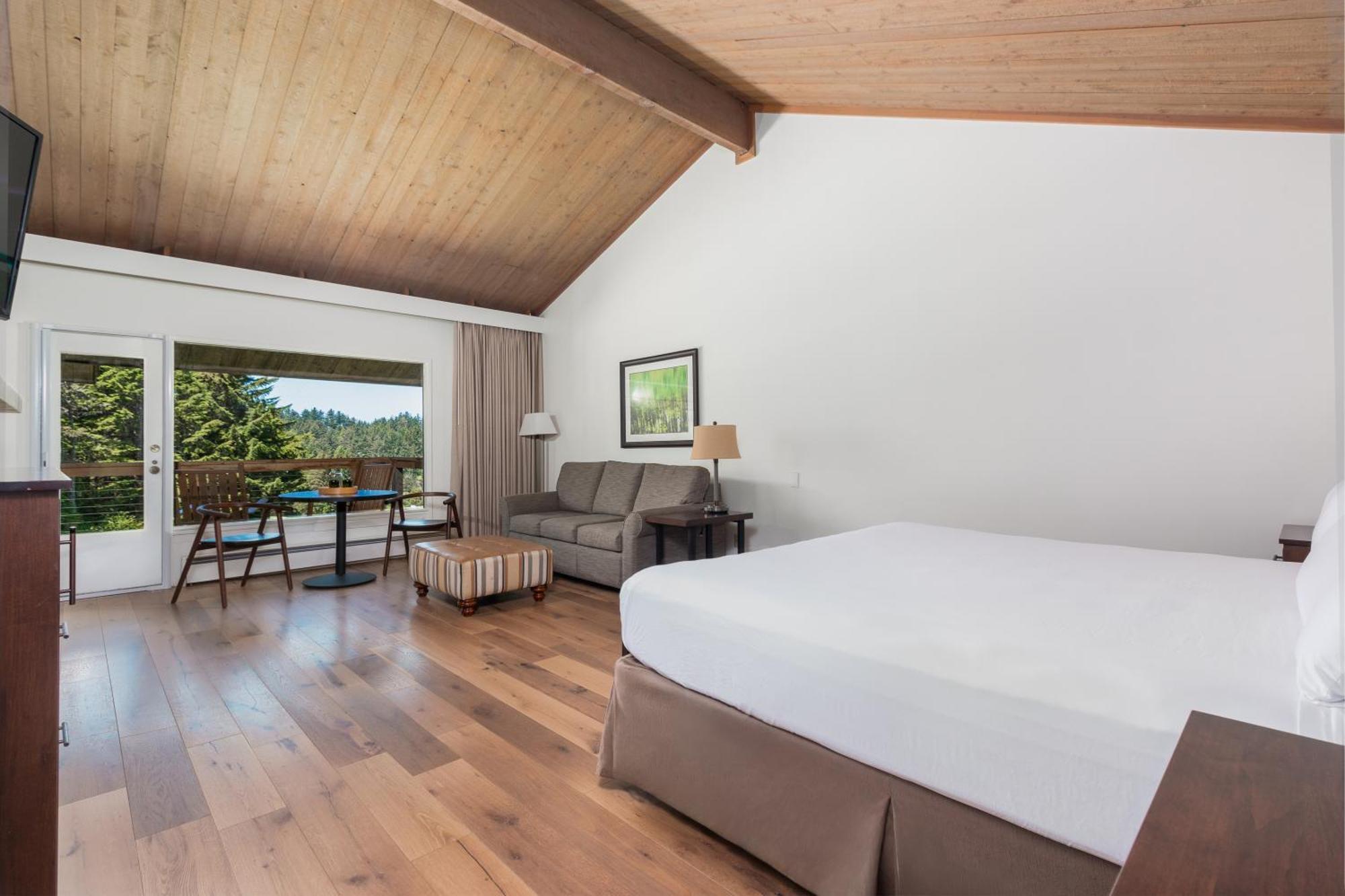 Deluxe King Room Golf Course View
