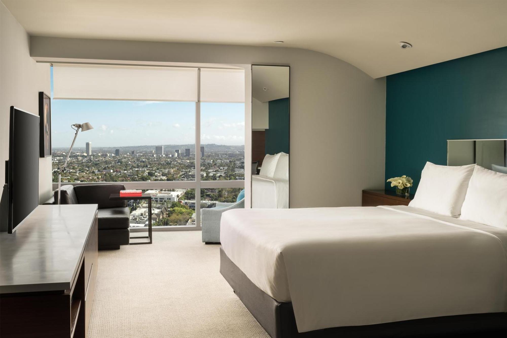 Habitación con cama extragrande y vistas a la ciudad