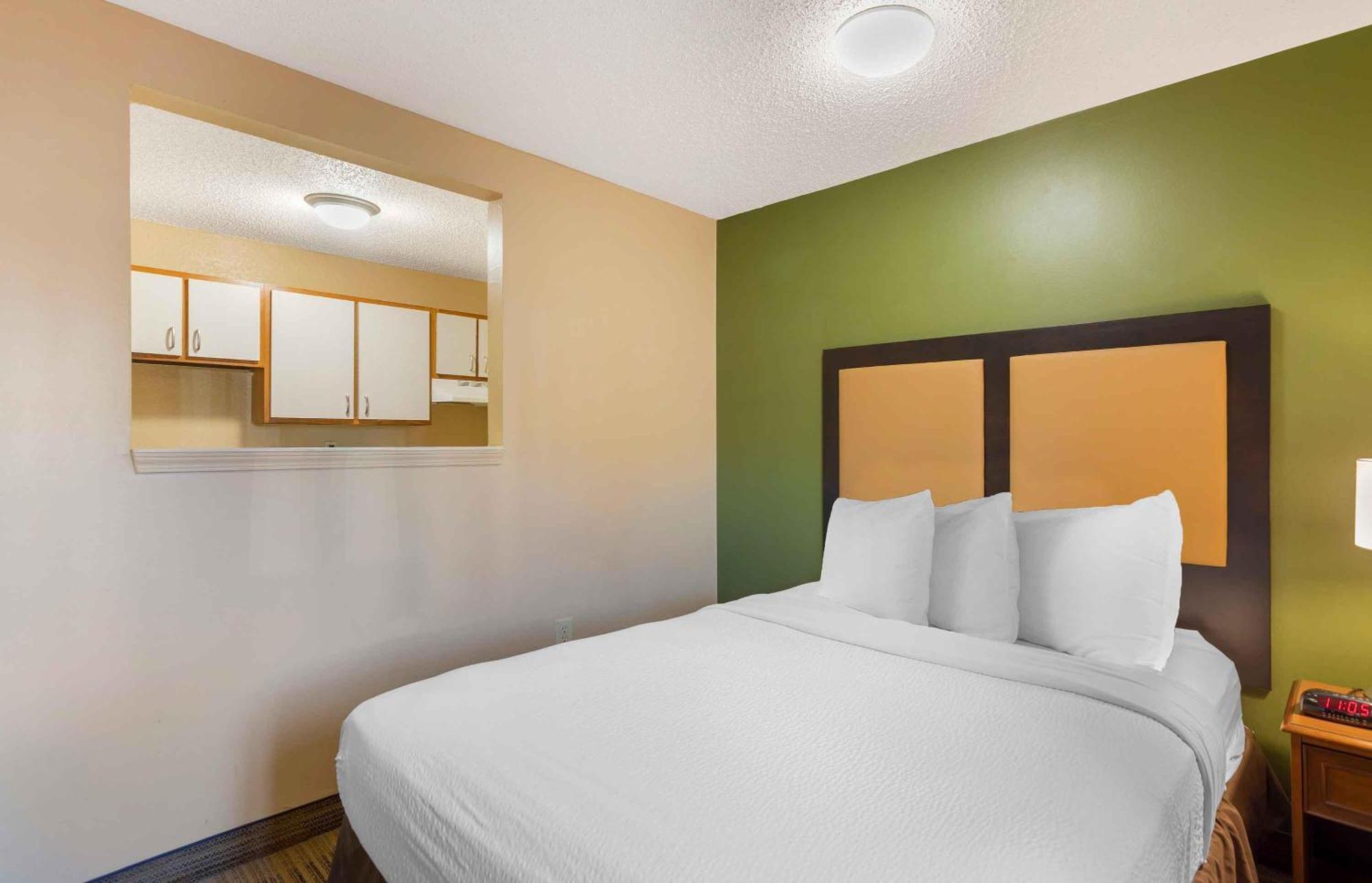 Deluxe Studio 1 Queen Bed Non-Smoking