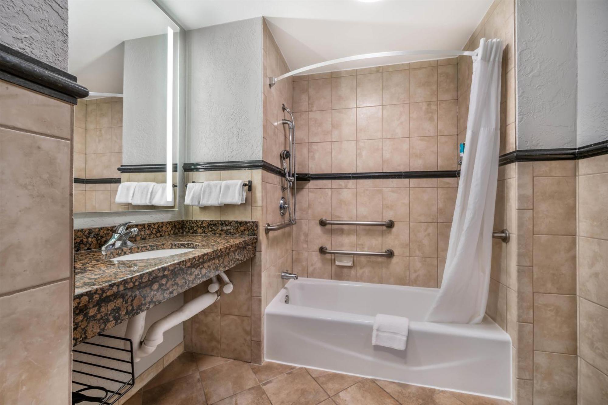 Deluxe Queen Room Two Queen Beds Accessible Tub