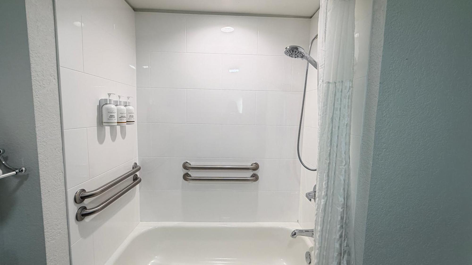 King Room Bath Tub Mobility Accessible or Non-Smoking