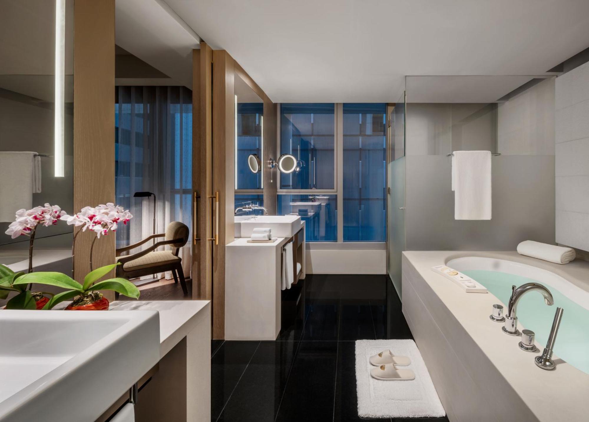 L450 Deluxe King Room