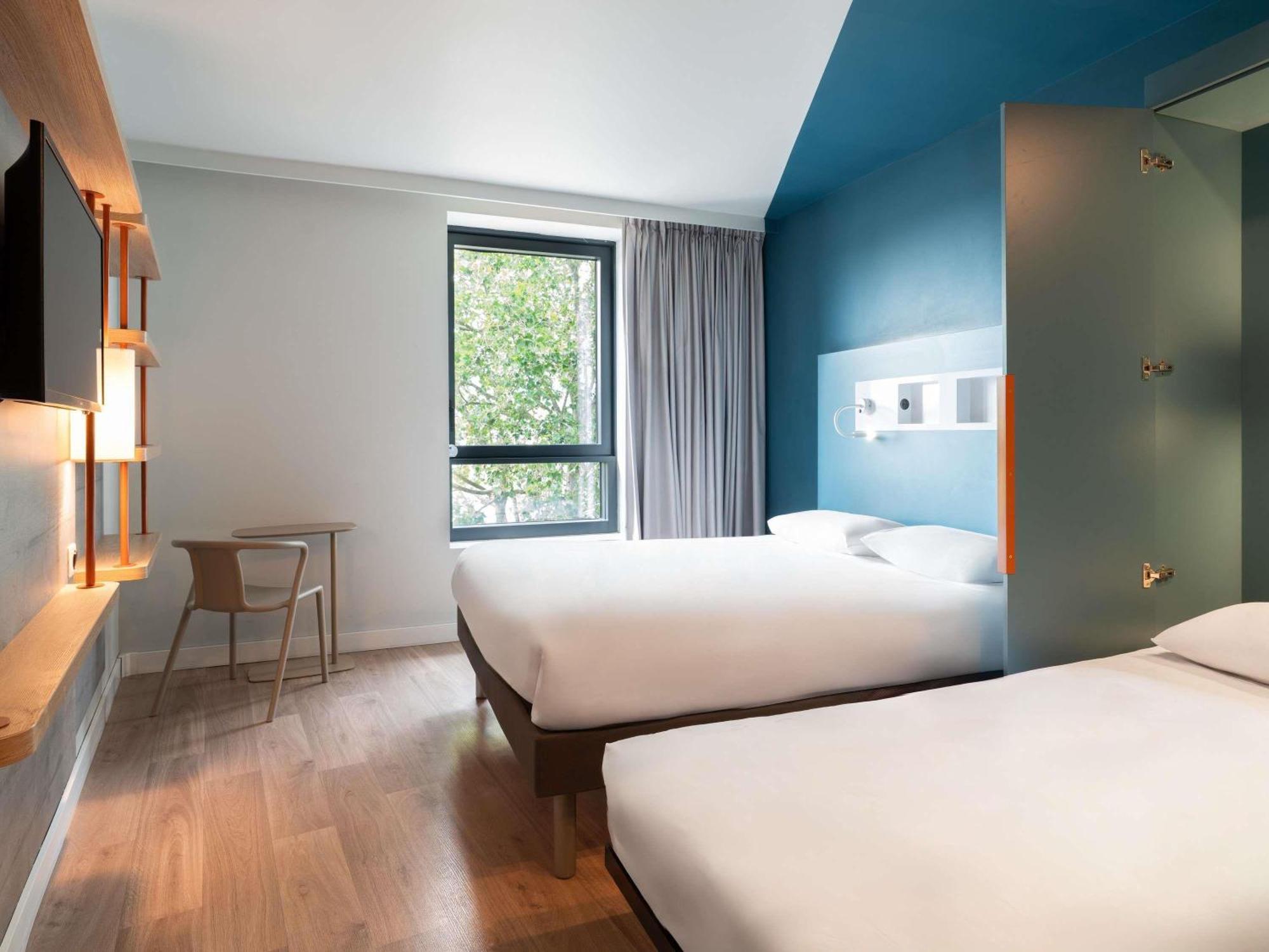Standard Double Room Retractable Bed