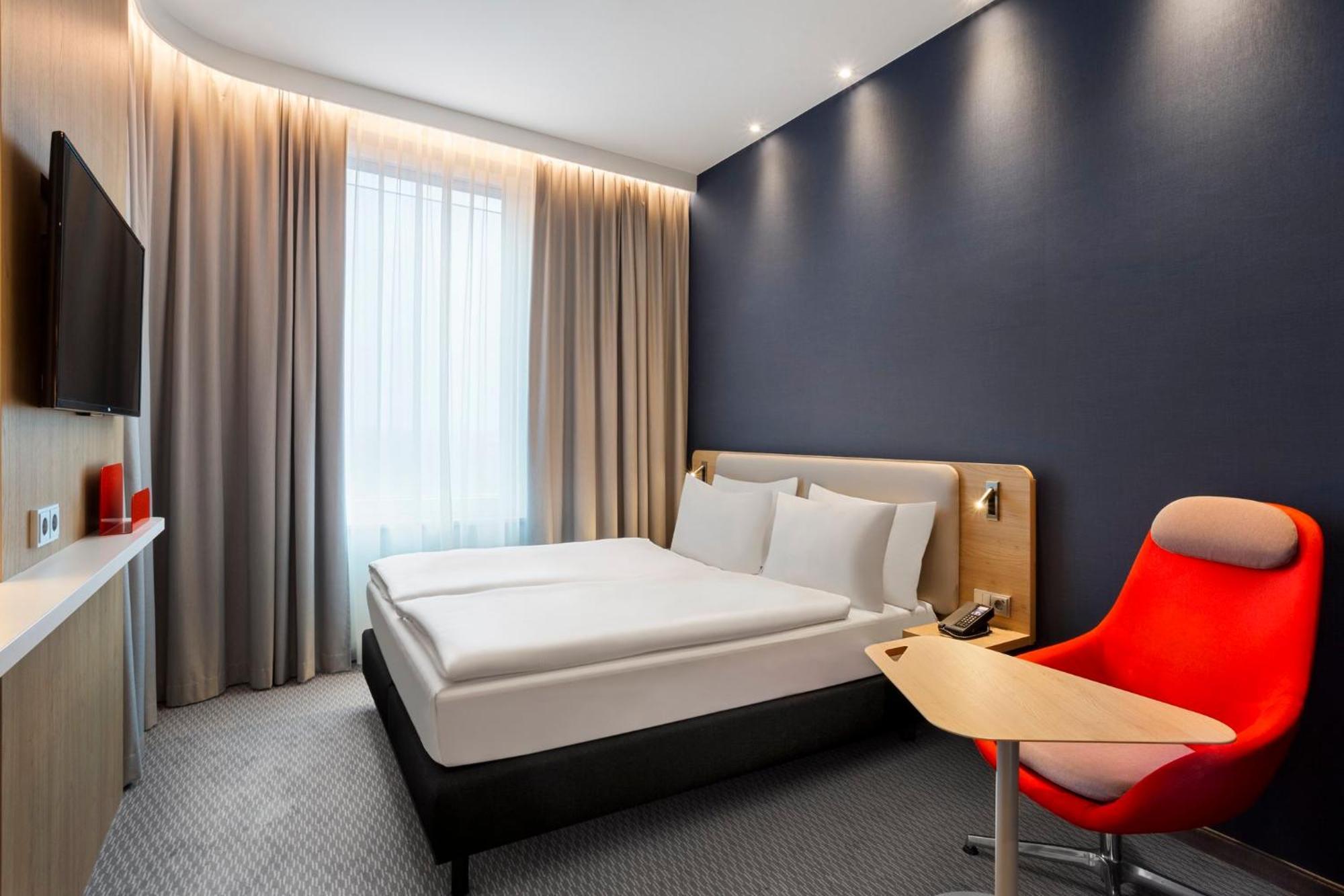 Standard Queen Room