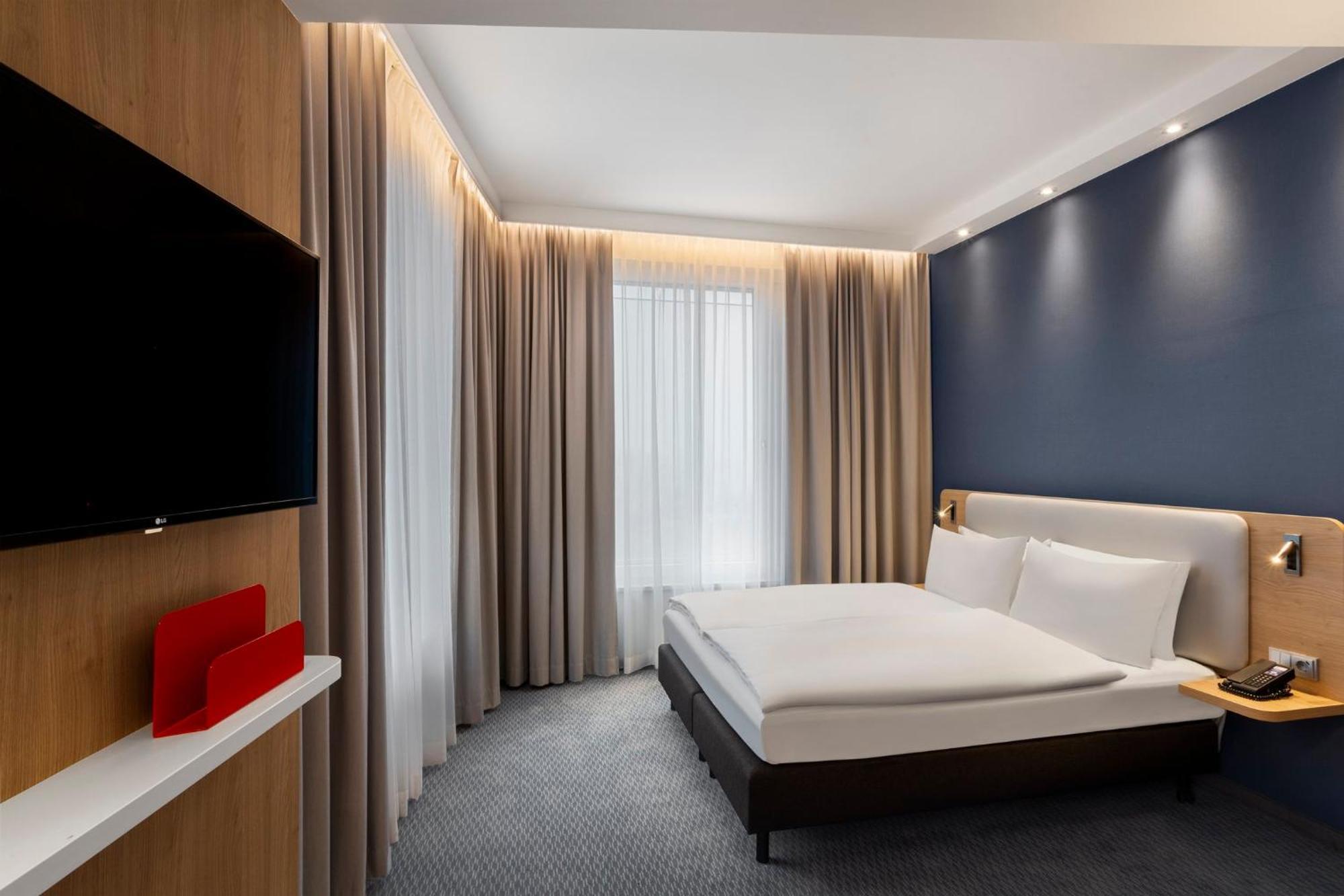 Standard Queen Room