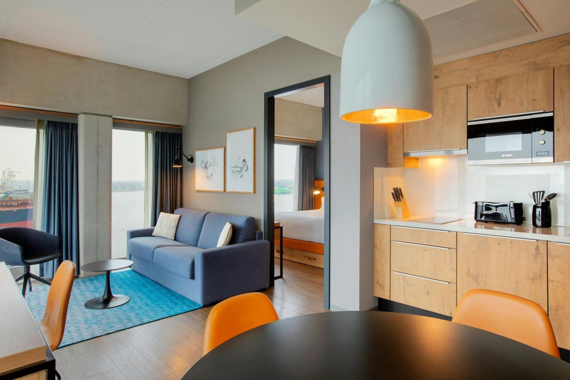 One-Bedroom Corner Queen Suite