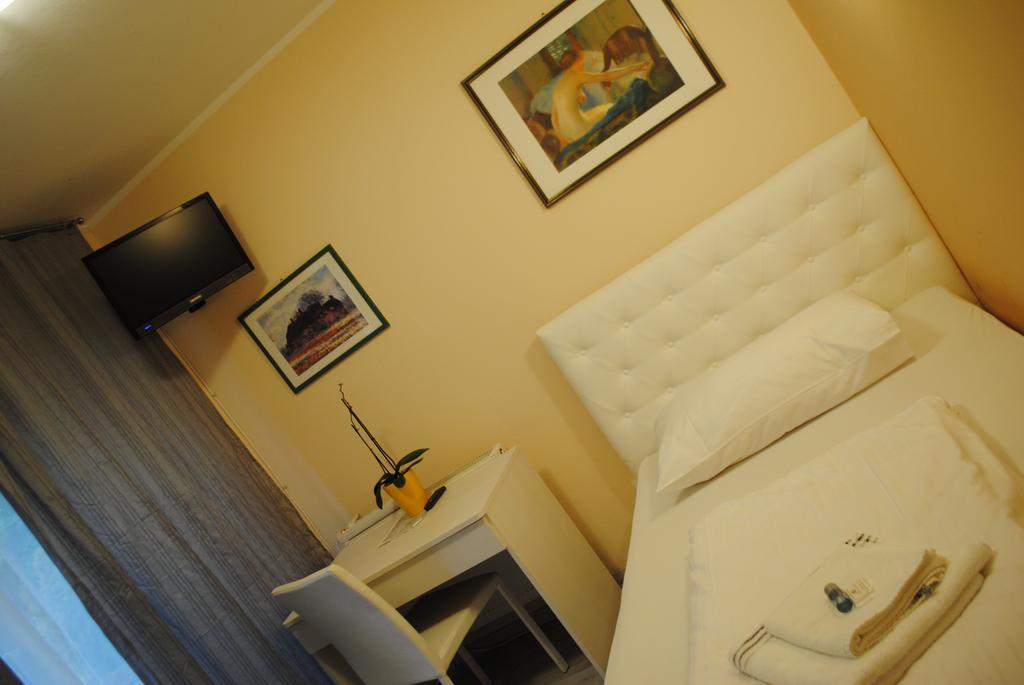 King Room with Roll-In Shower - Mobility Access/Non-Smoking