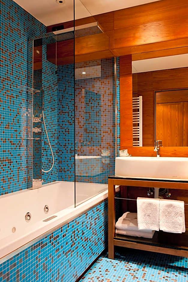 Deluxe Suite Spa Bath