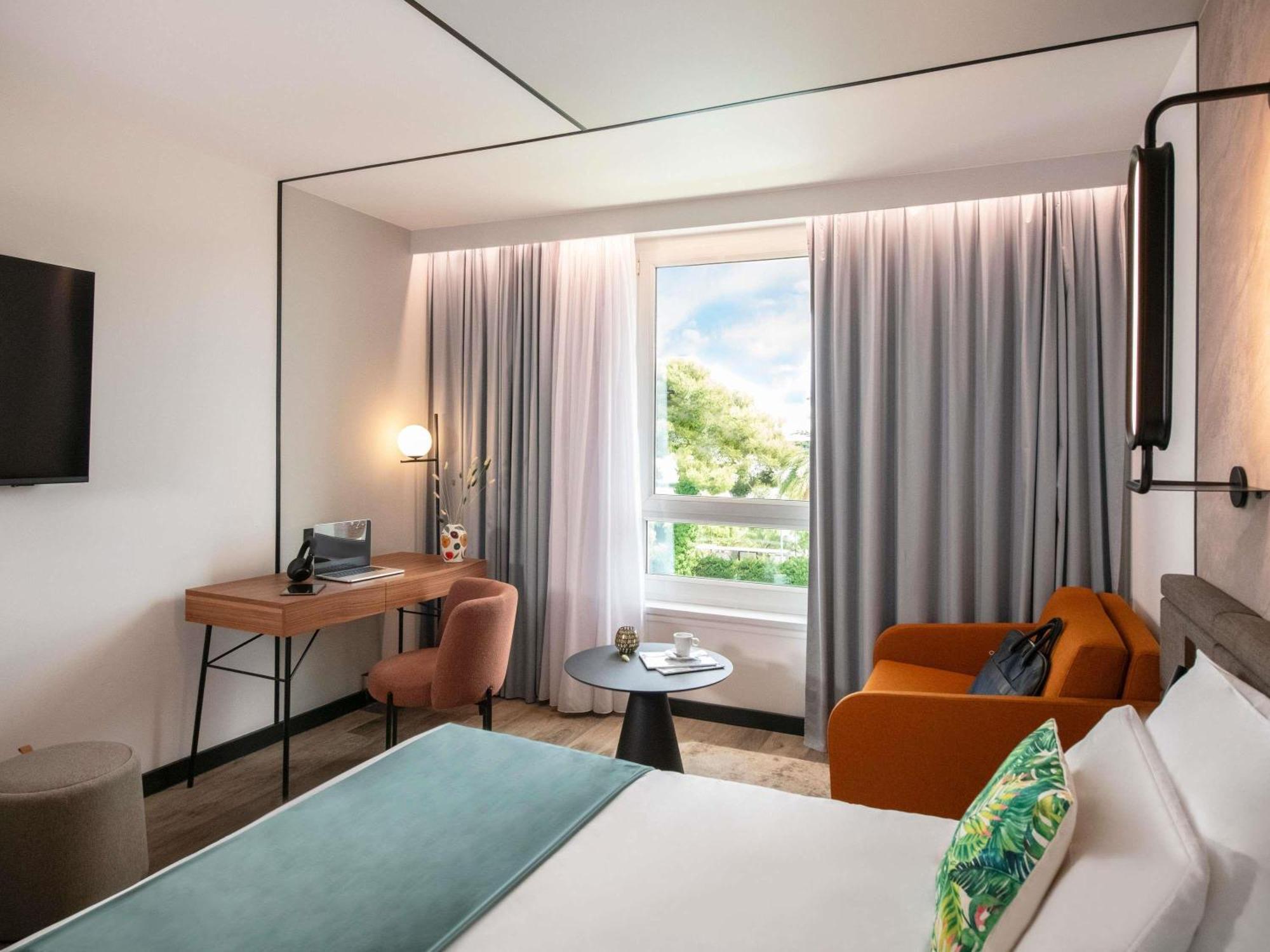Executive Room 1 Kingsize bed 1 single sofa bed Garden Side