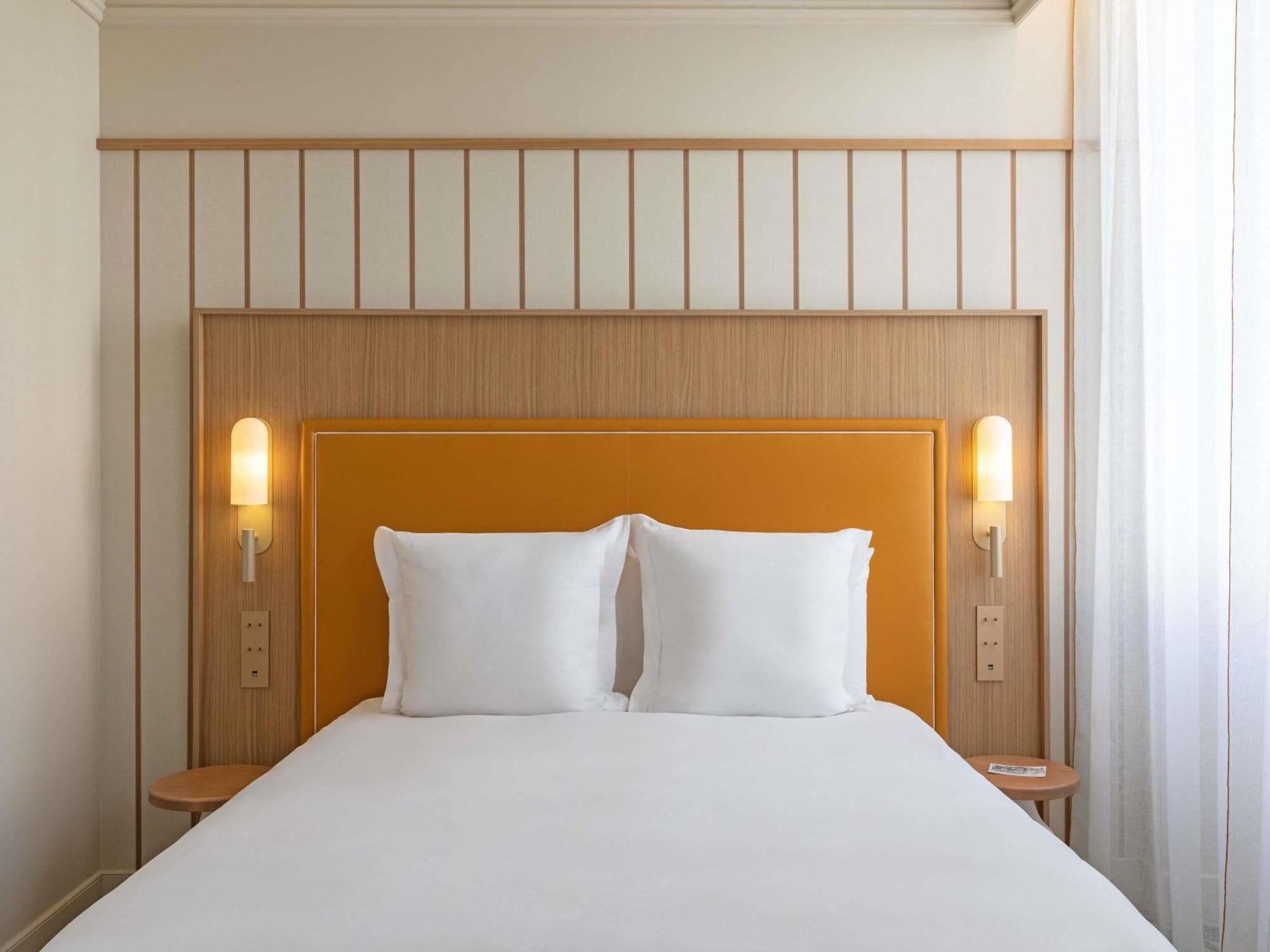 Chambre Queen Supérieure avec vue latérale sur le port
