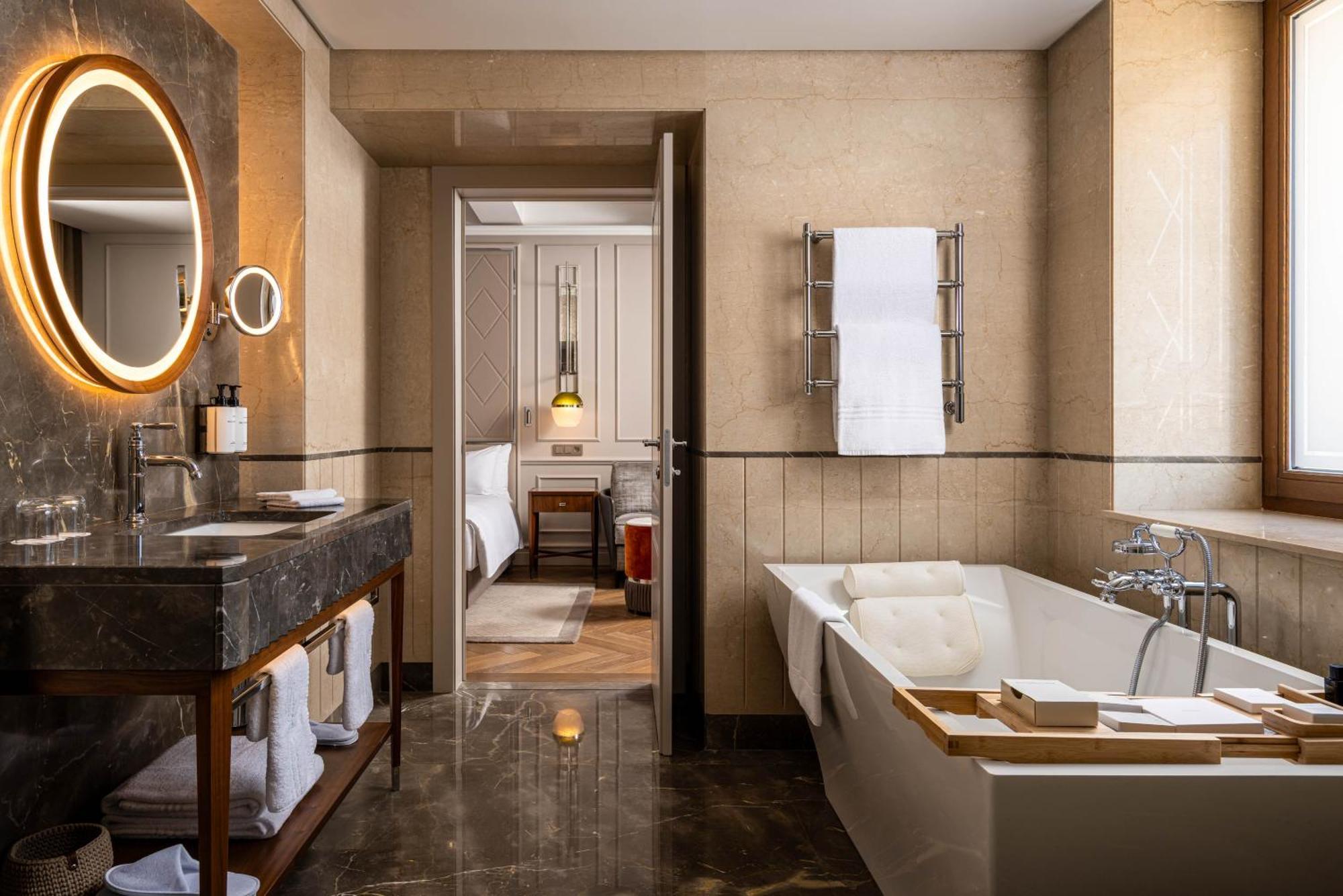 Premium Corner King Room