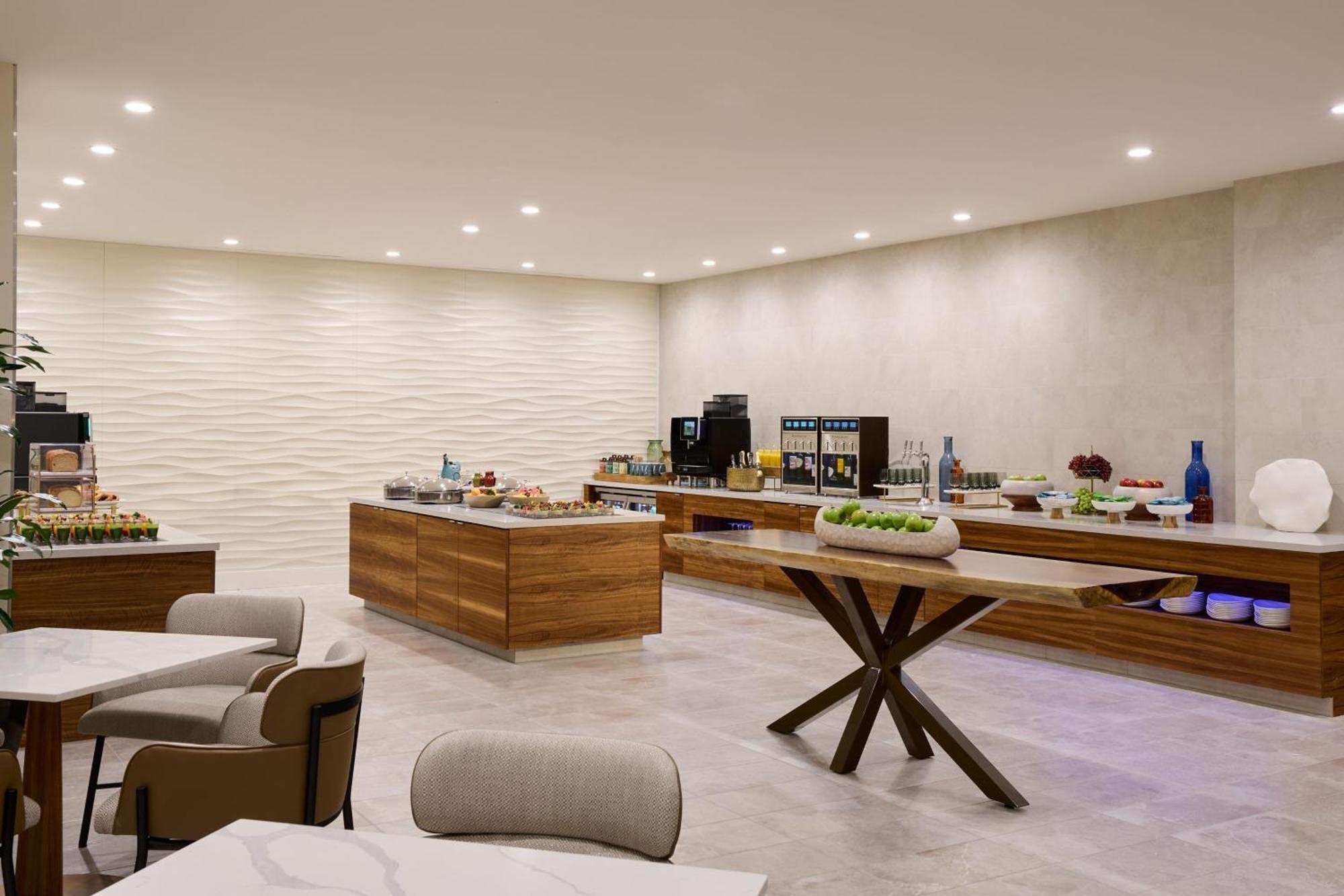 Executive Executive lounge access Guest room 1 King