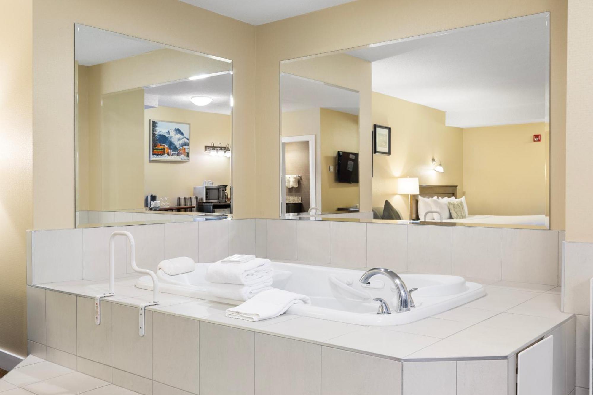 Superior King Suite Jetted Tub