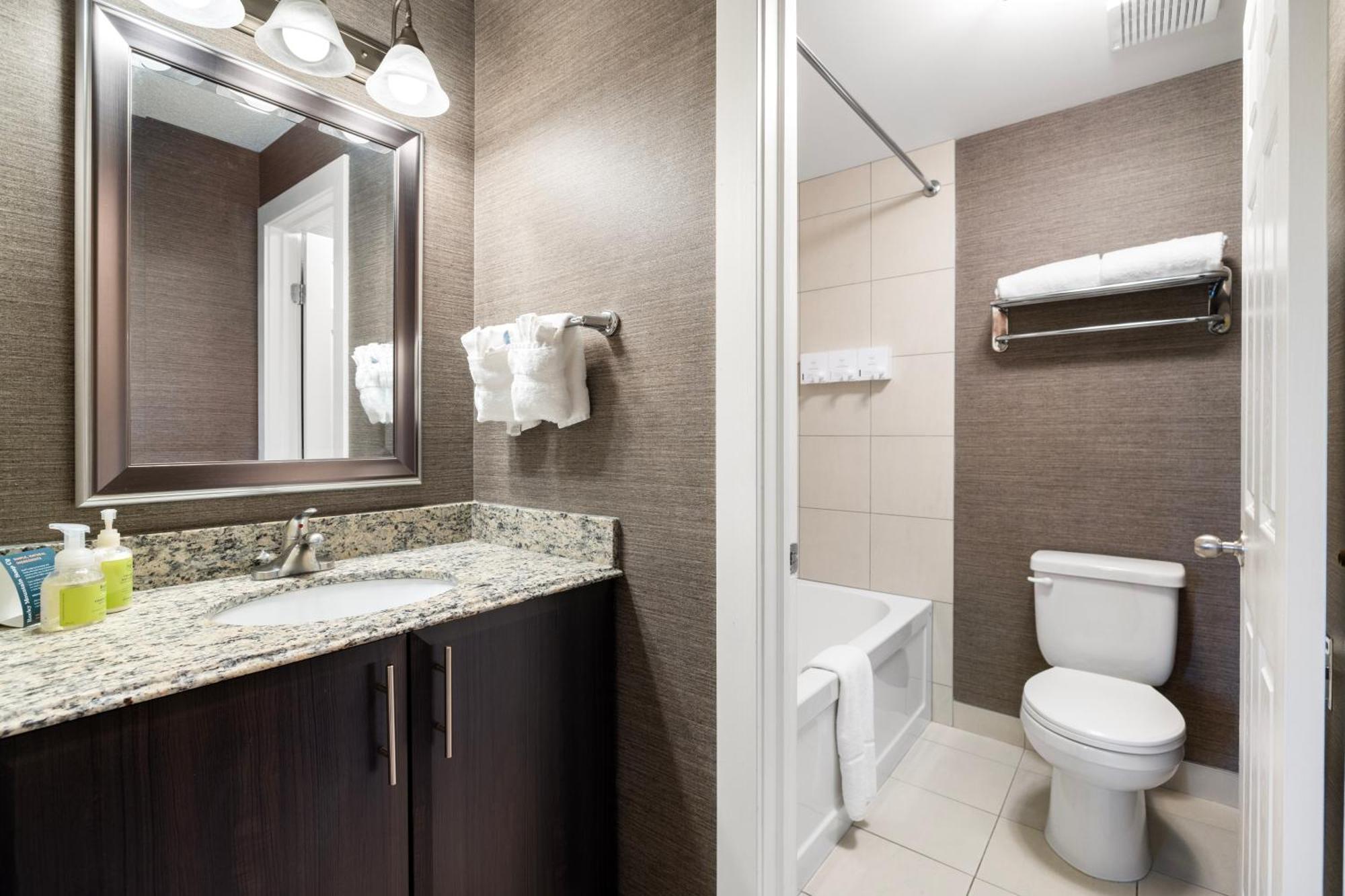 Superior King Suite Jetted Tub