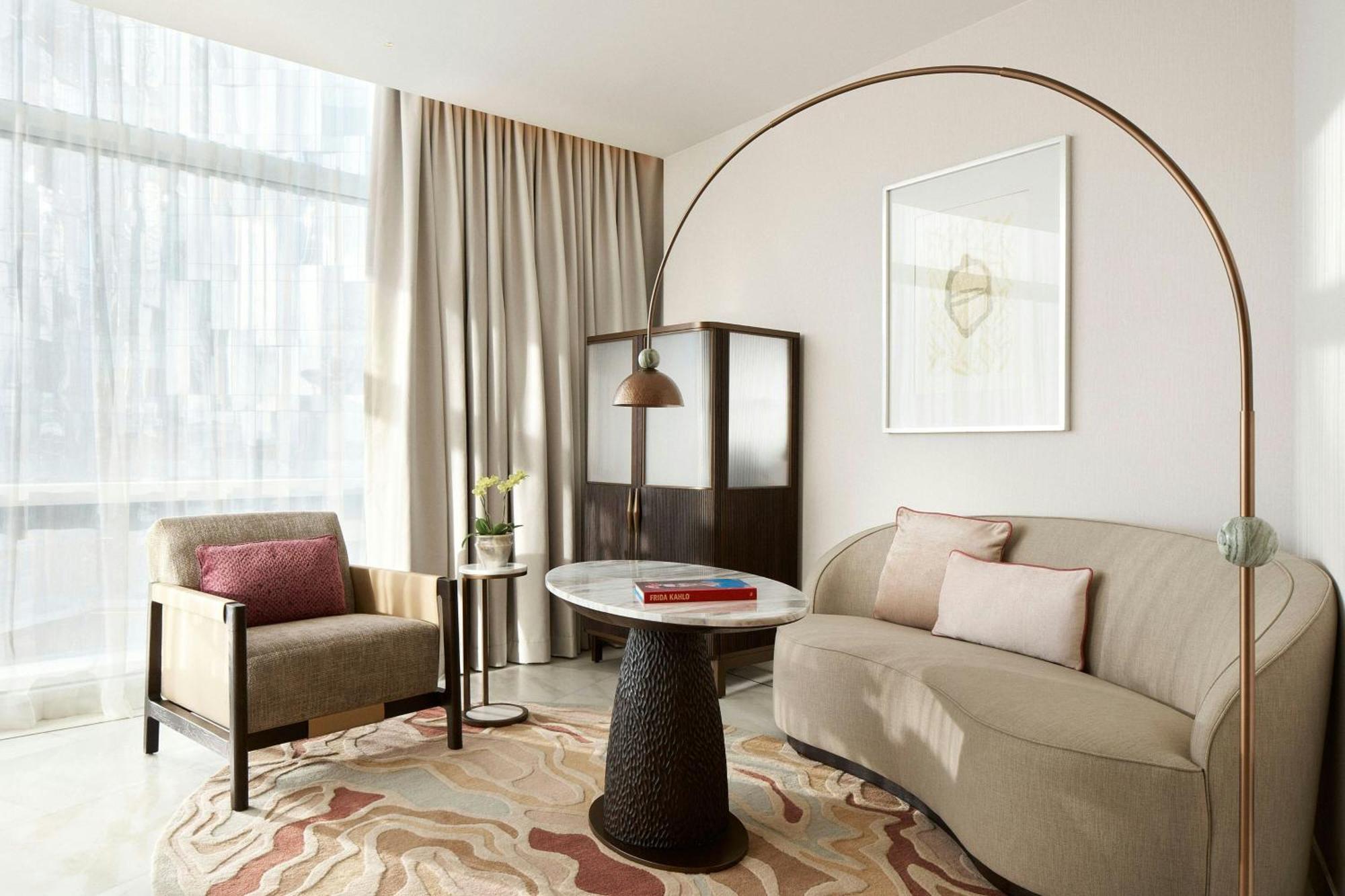 Executive Junior Butler Service Suite 1 King