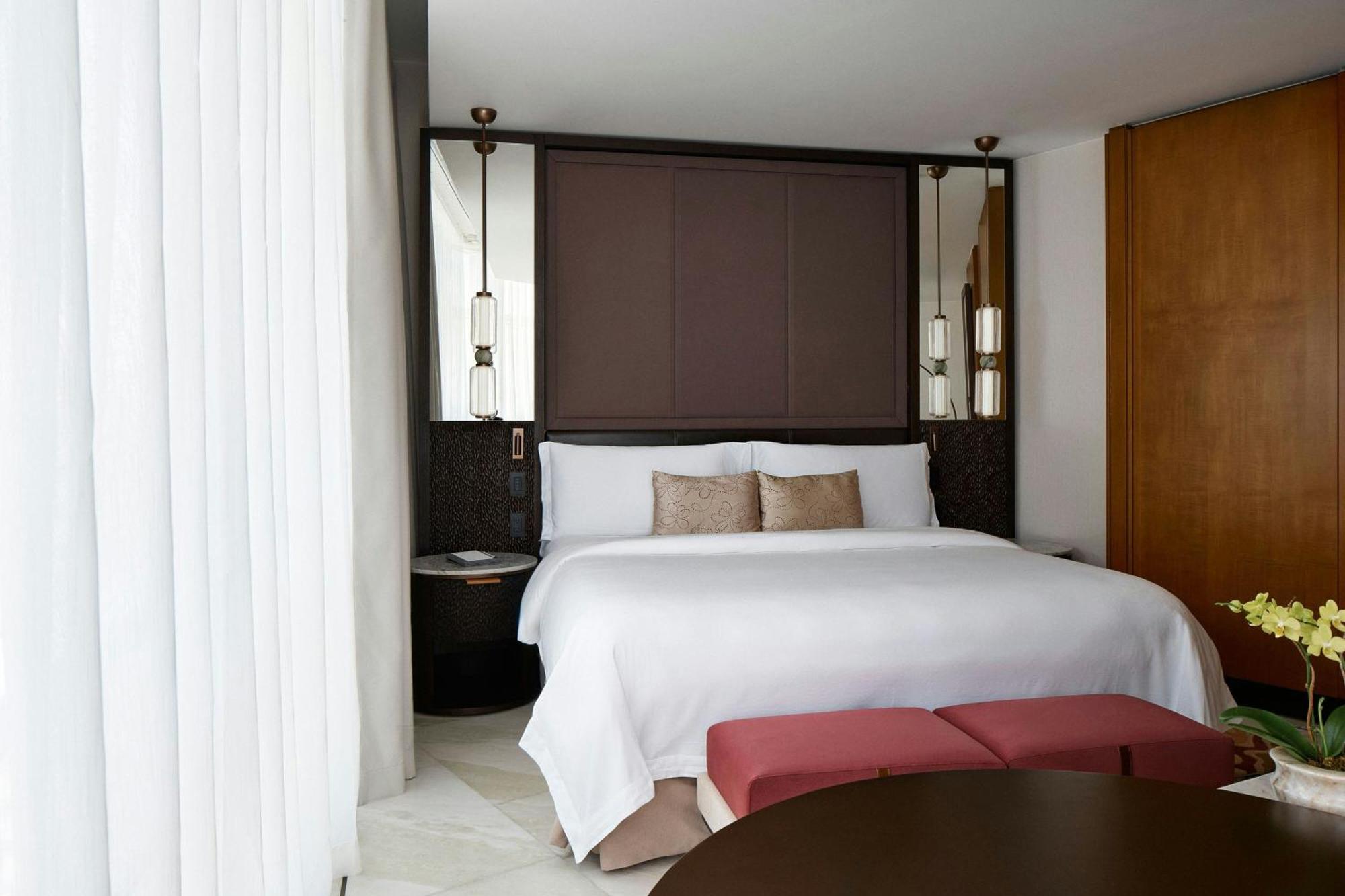Executive Junior Butler Service Suite 1 King