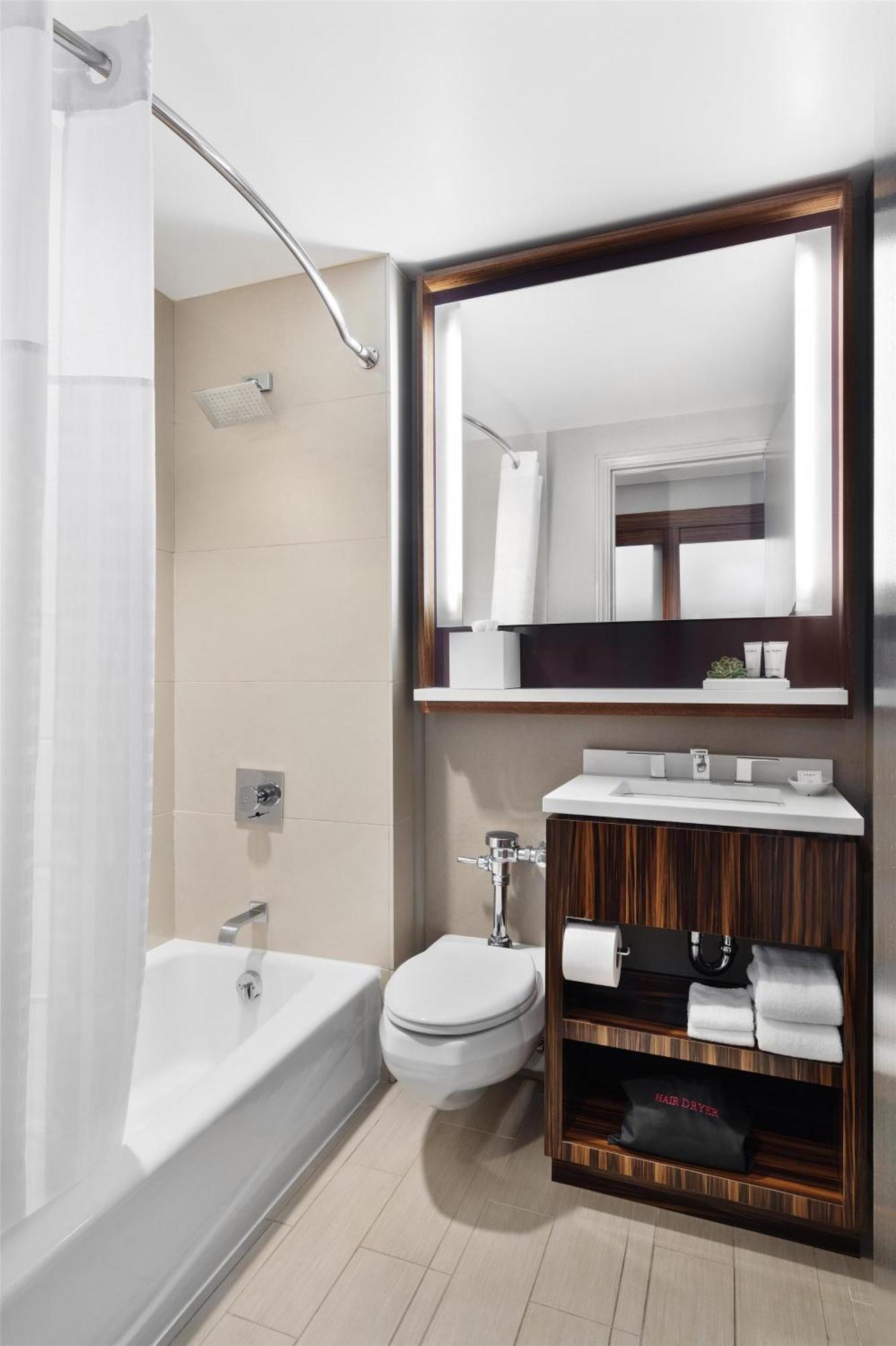 Habitación con cama grande