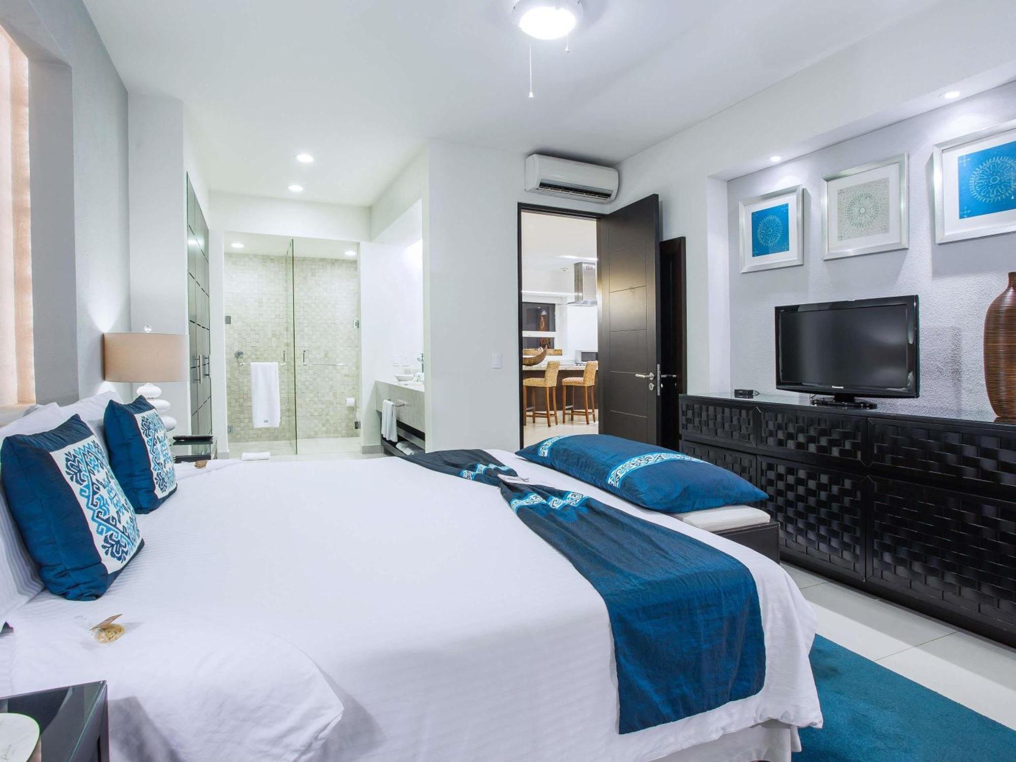 One-Bedroom King Room Balcony or Terrace Kitchen