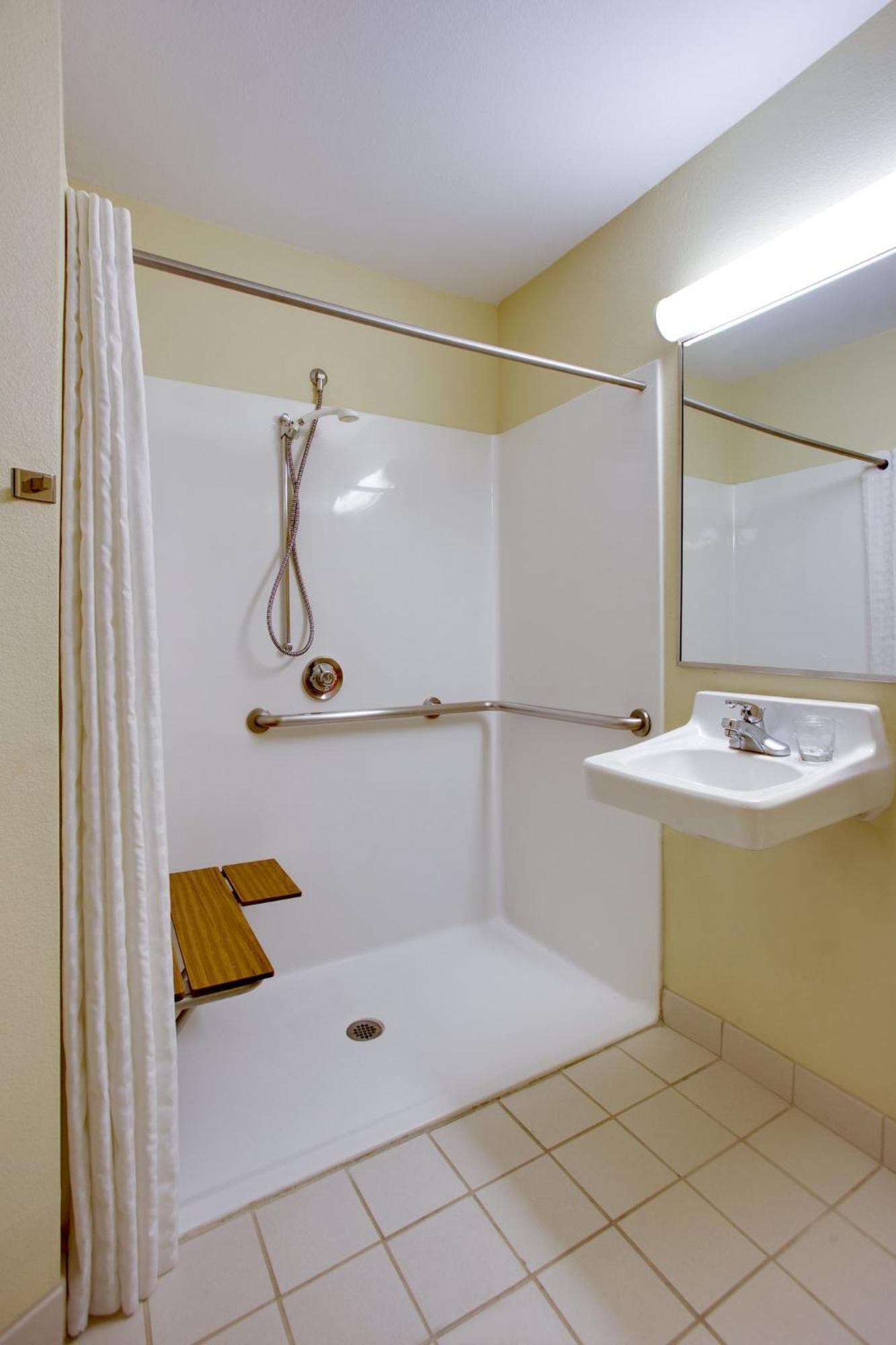 Queen Studio Roll Shower Non-Smoking