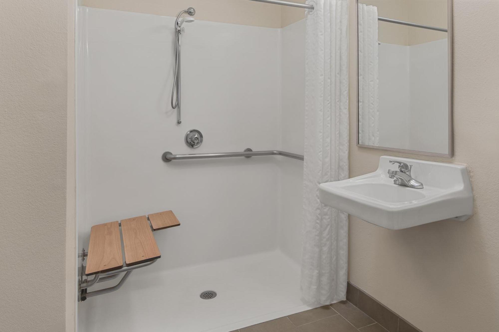 Queen Studio Roll Shower Non-Smoking