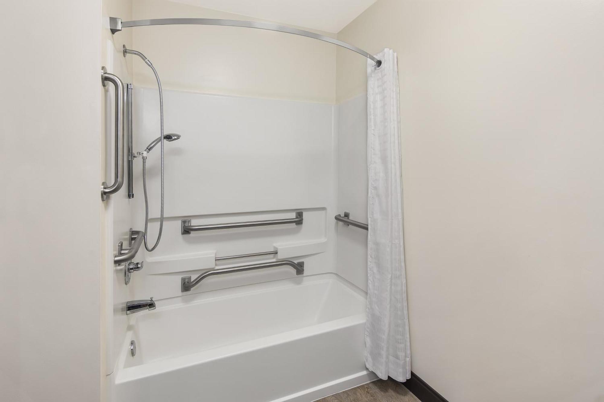 Queen Studio Suite Mobility Access Tub or Non-Smoking