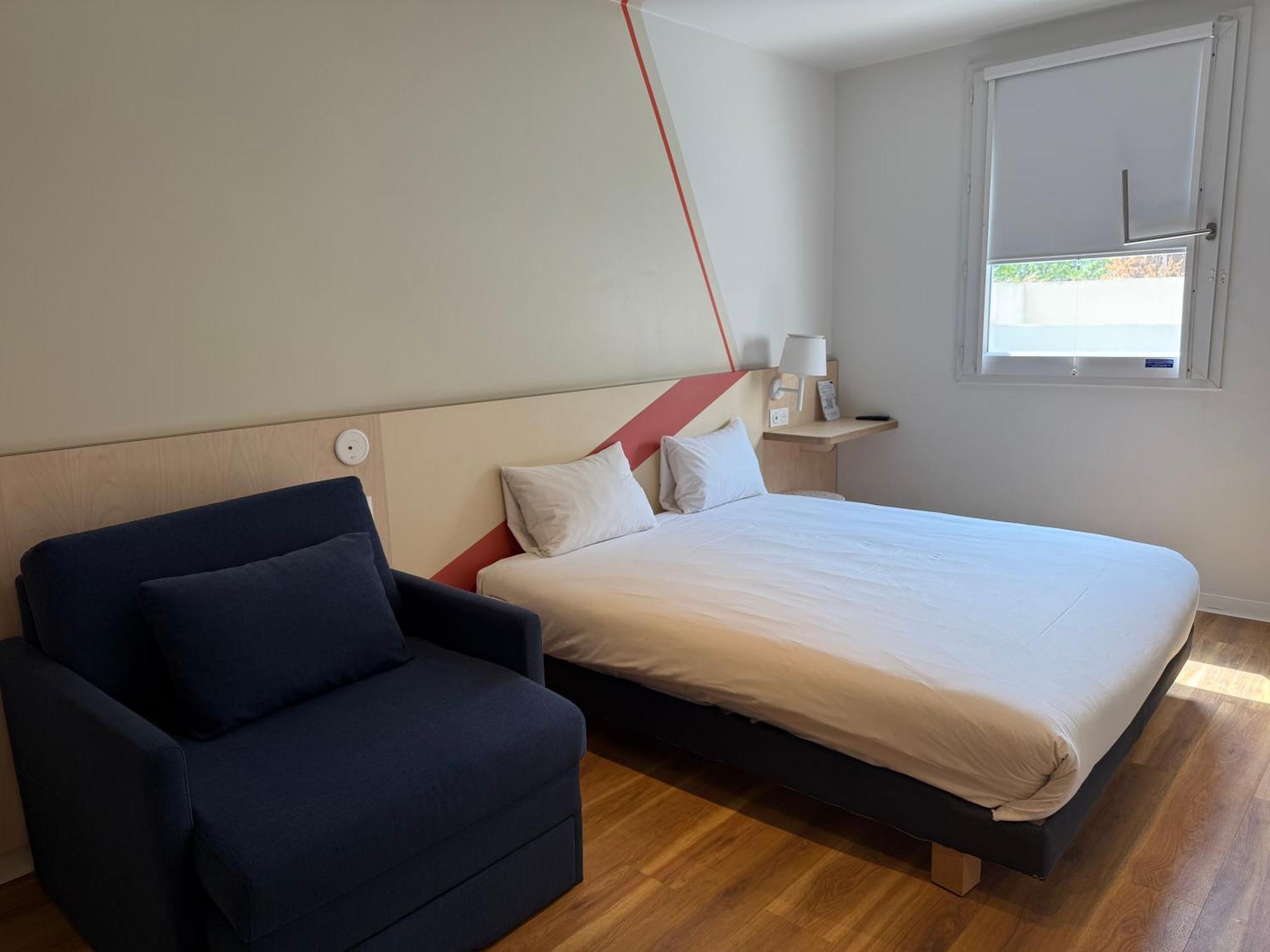 Chambre Lit King-Size pour Personnes à Mobilité Réduite