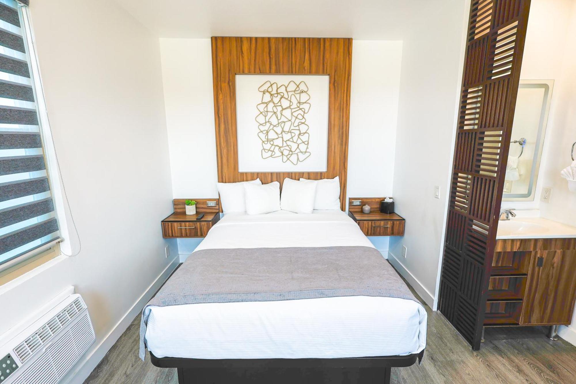 Deluxe Queen Room