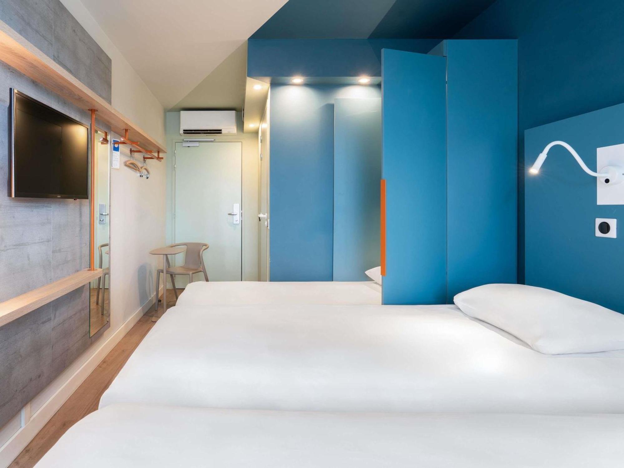 Standard Twin Room Retractable Bed