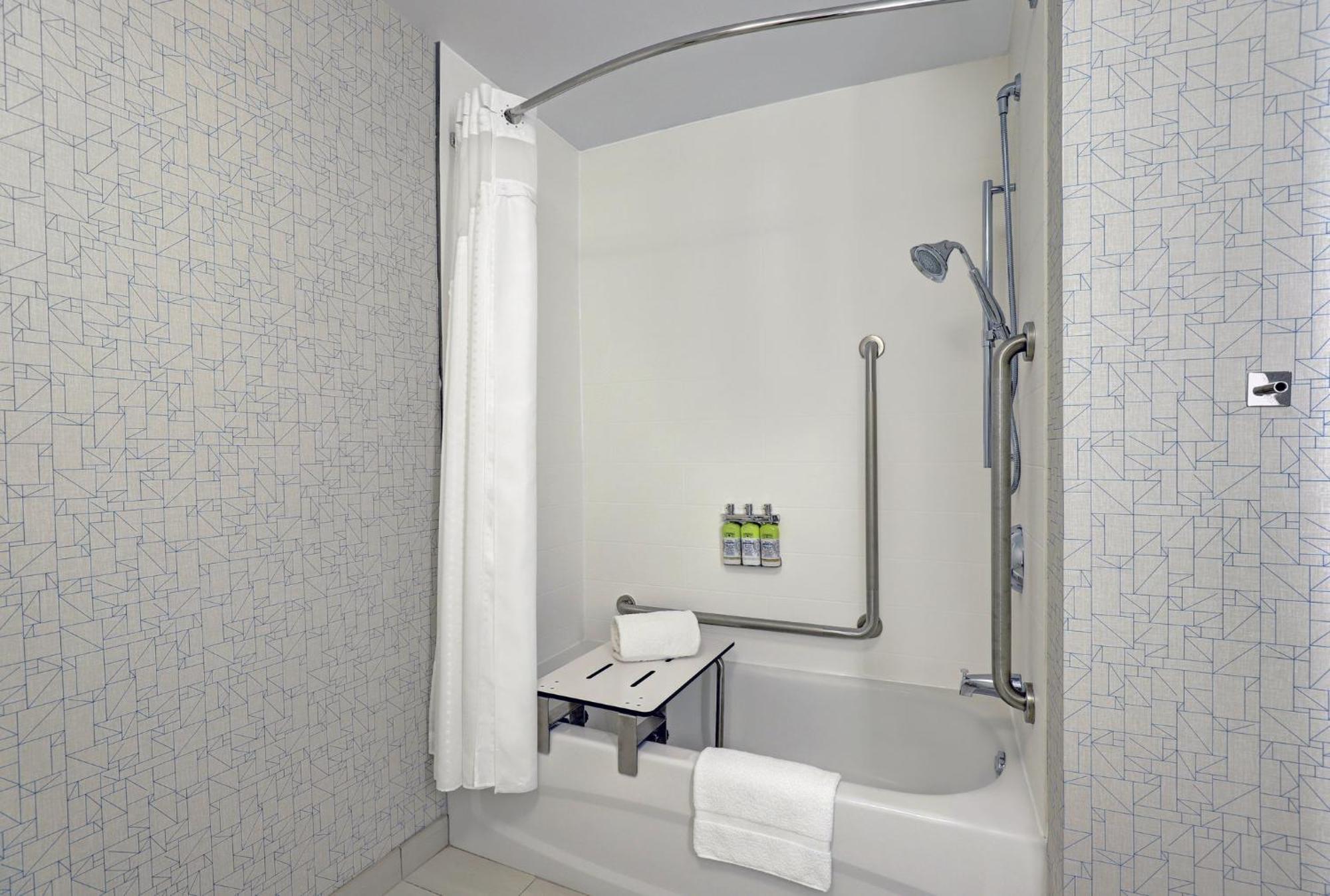 Standard Queen Room Two Queen Beds Mobility Accessible Tub