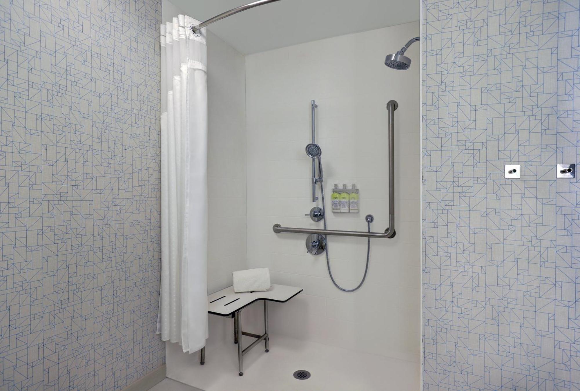 King Room Roll Shower Non-Smoking