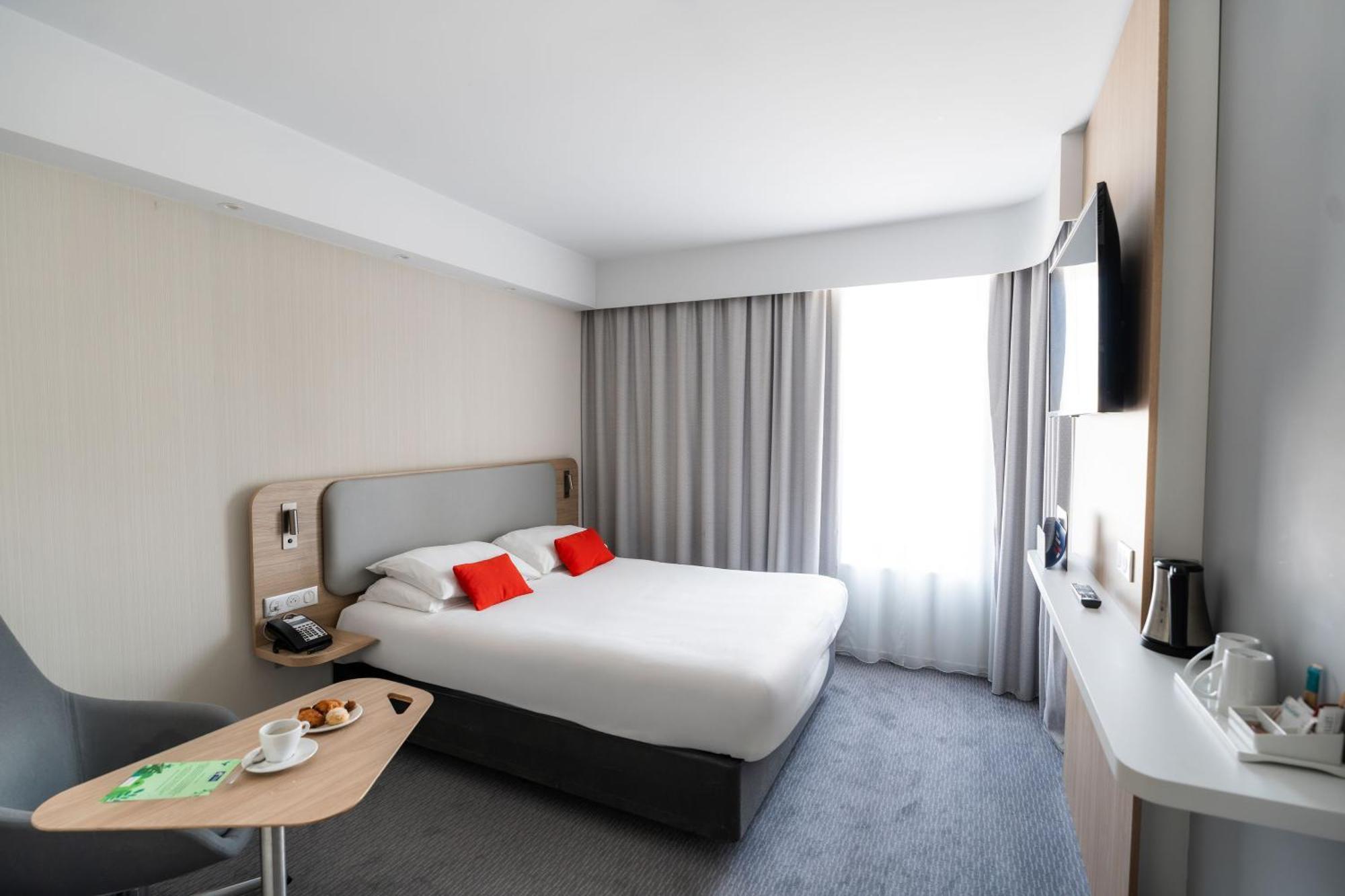 Standard Queen Room