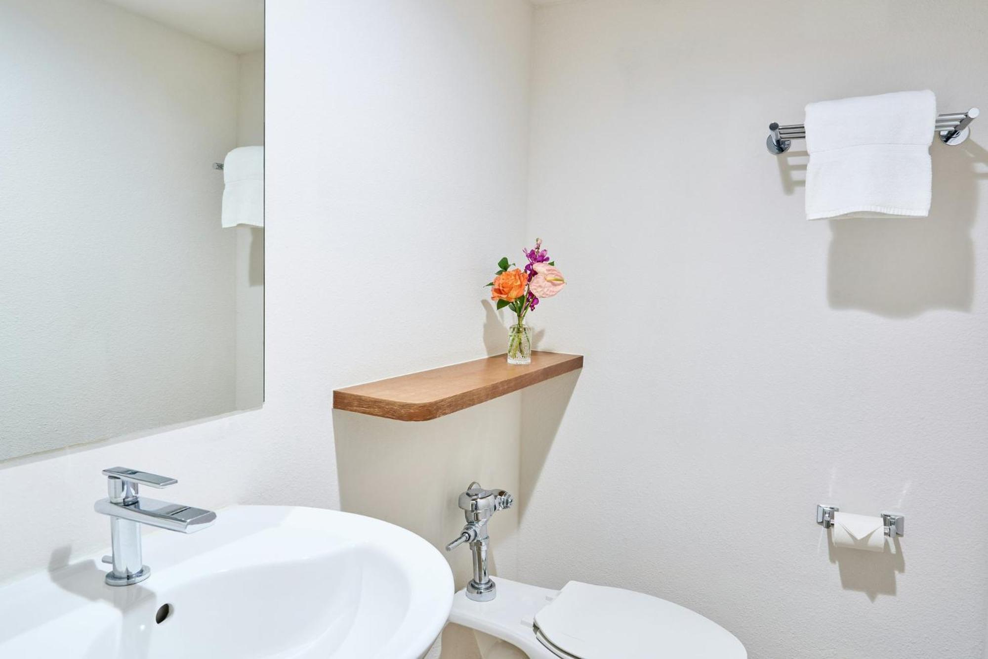 Two-Bedroom Suite Water View Accessible Tub