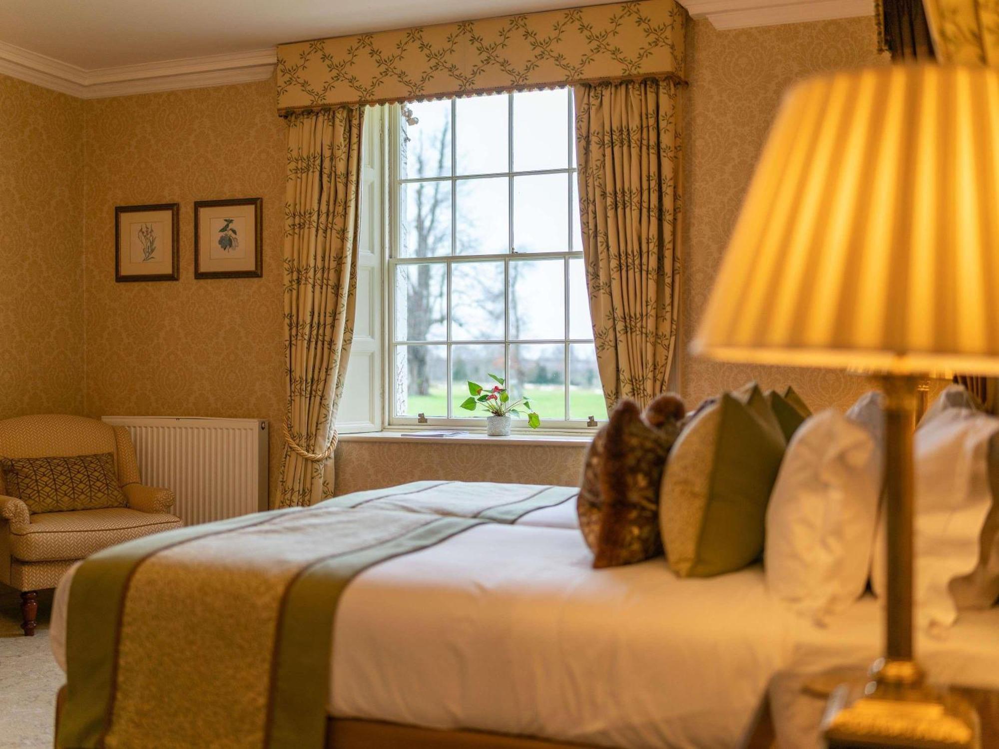 Manor Room Two Twin Beds