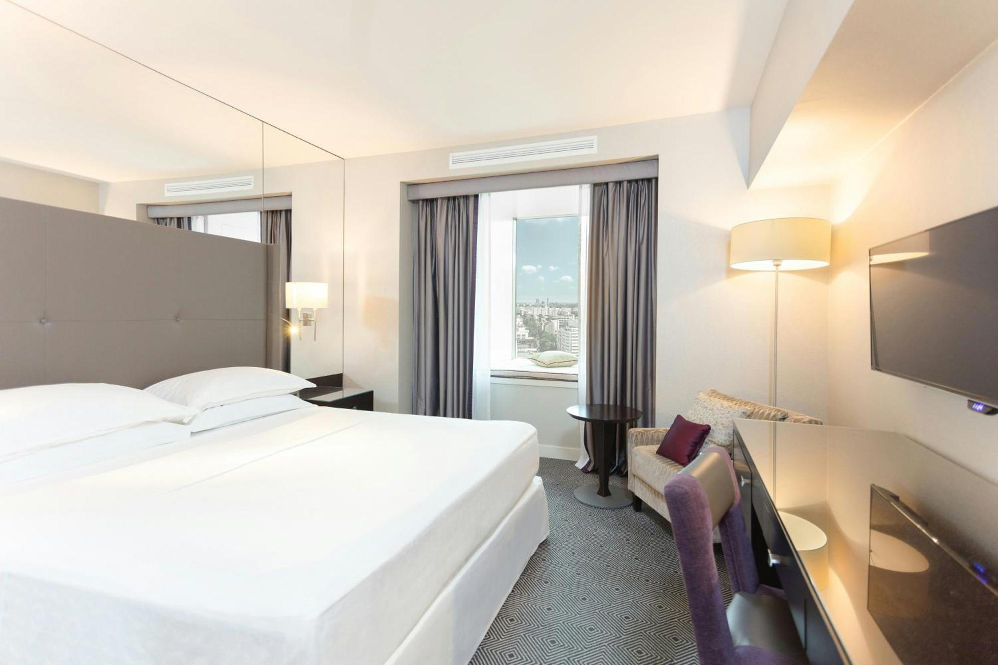 Classic Guest room 1 King City view