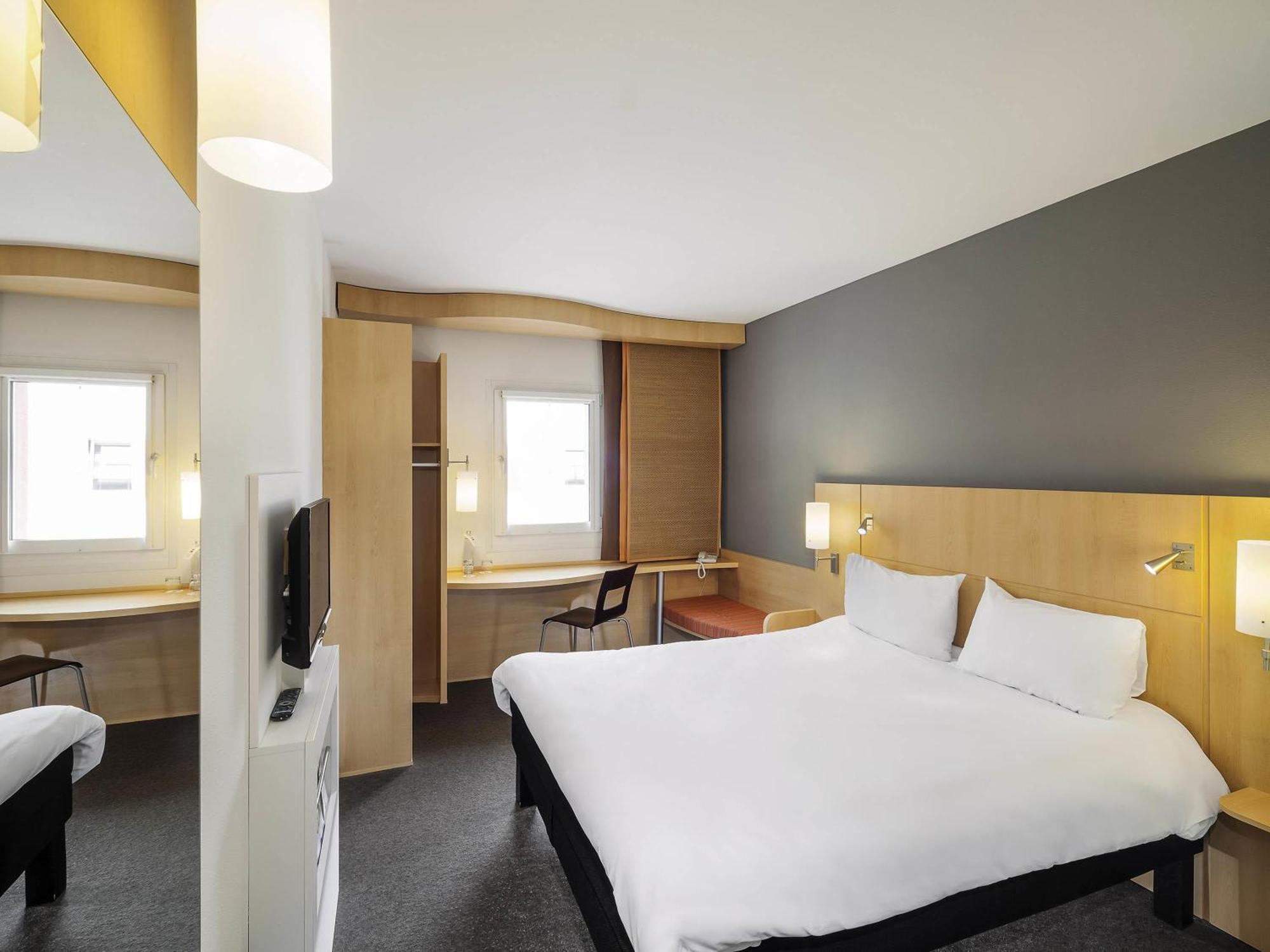 Room 1 double bed