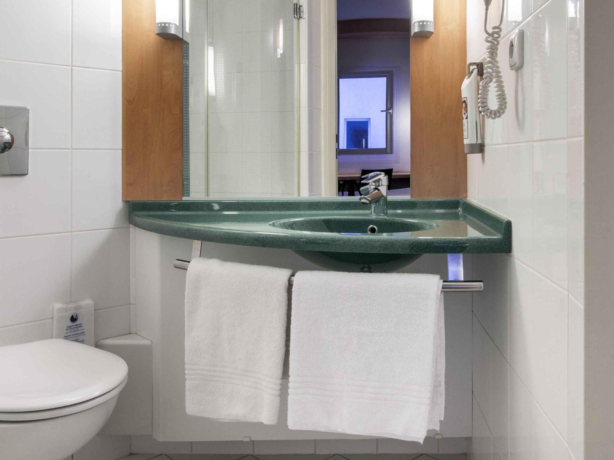 Room 1 double bed