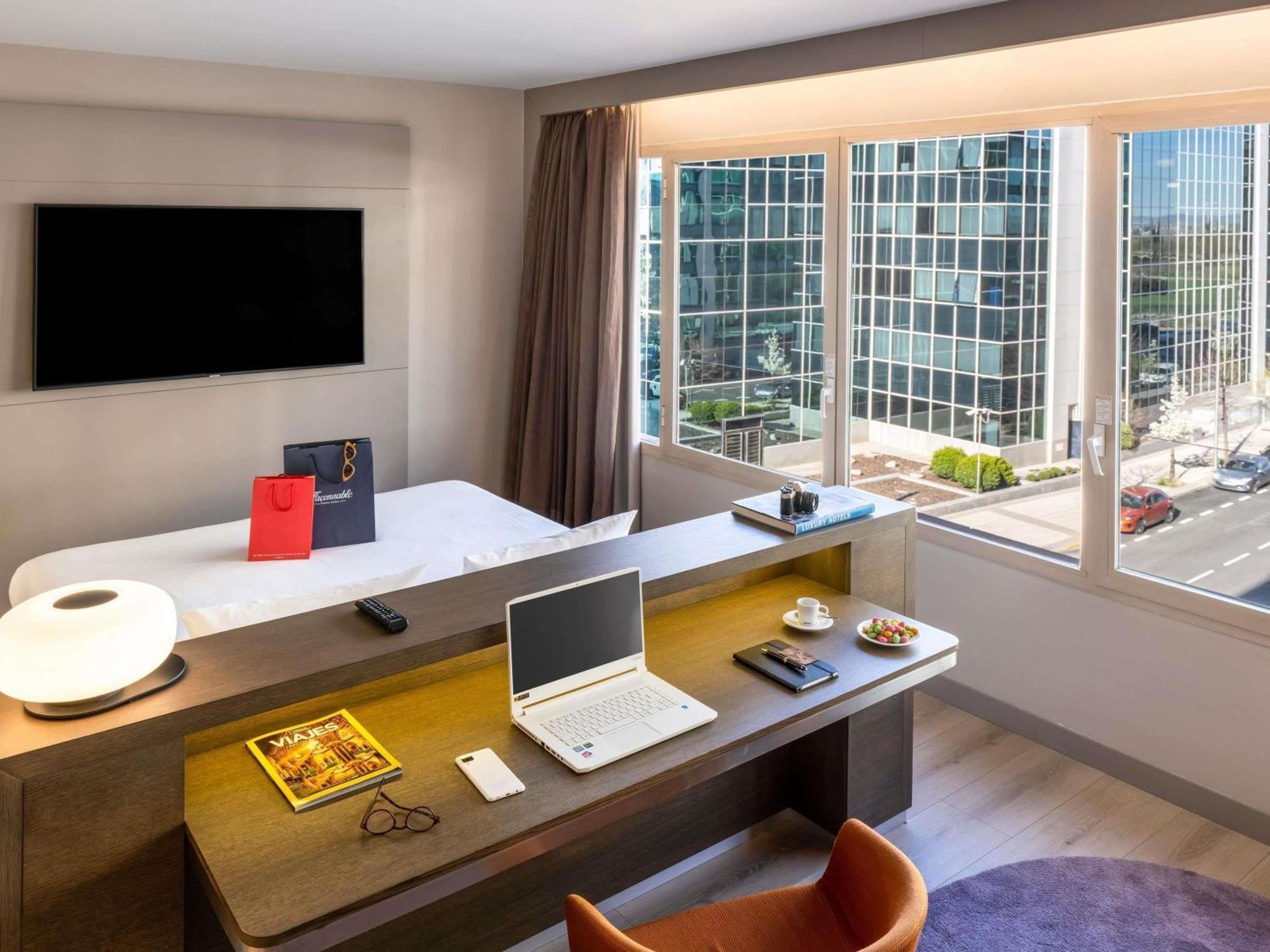 Superior Queen Room Plaza Building