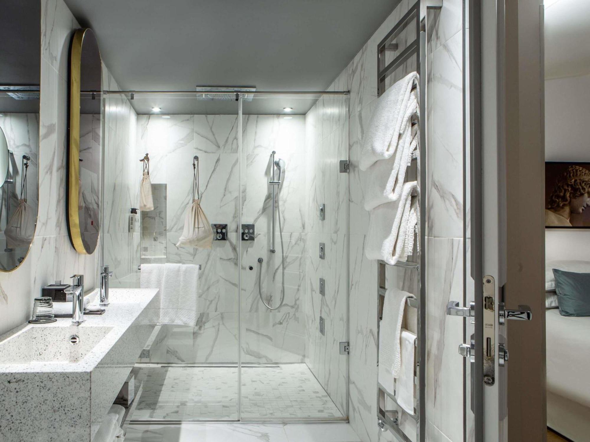 Deluxe King Suite
