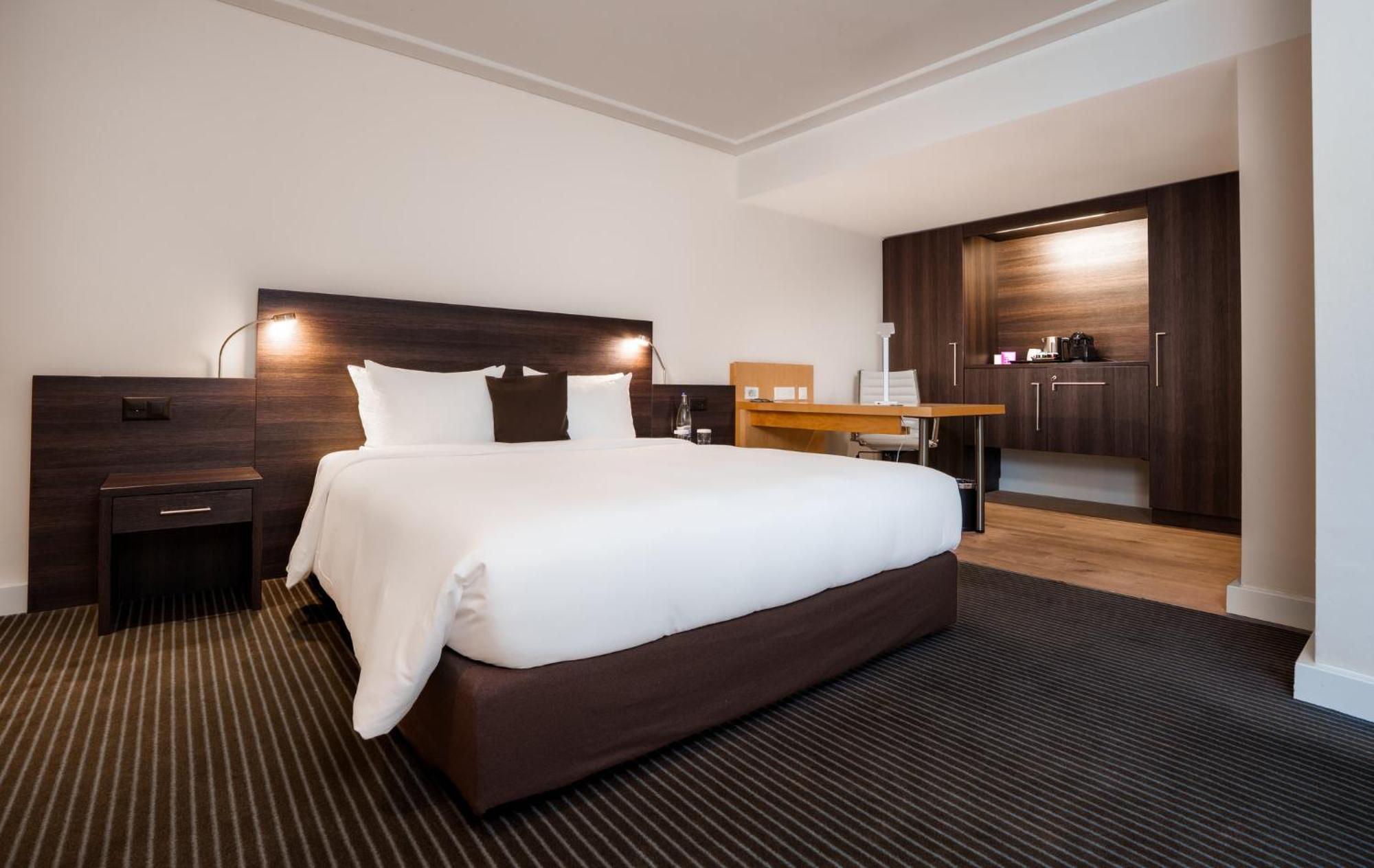 Junior Queen Suite Lounge