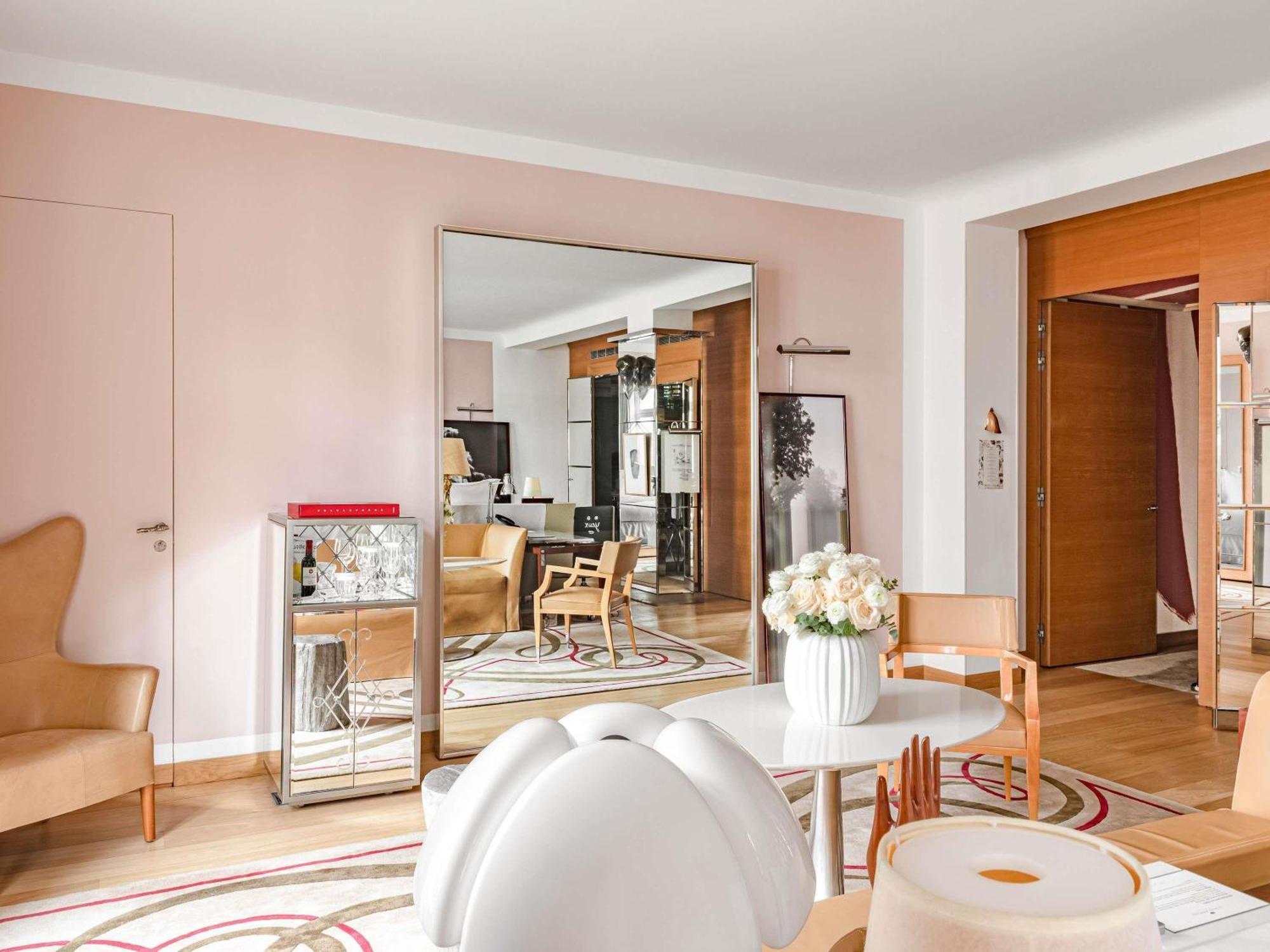 Gallery King Suite