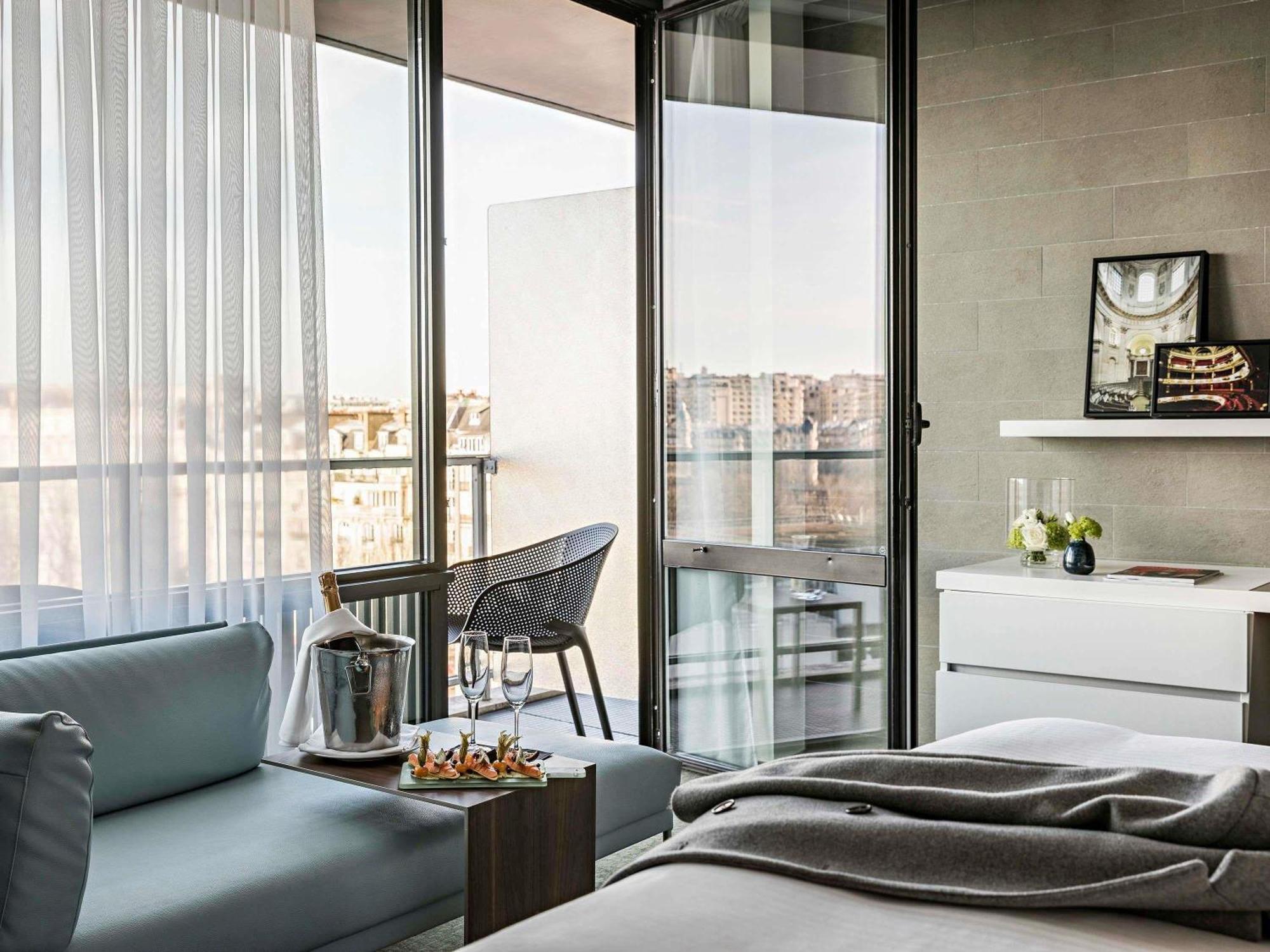 Deluxe King Room high floor Sofa Balcony Eiffel Tower View