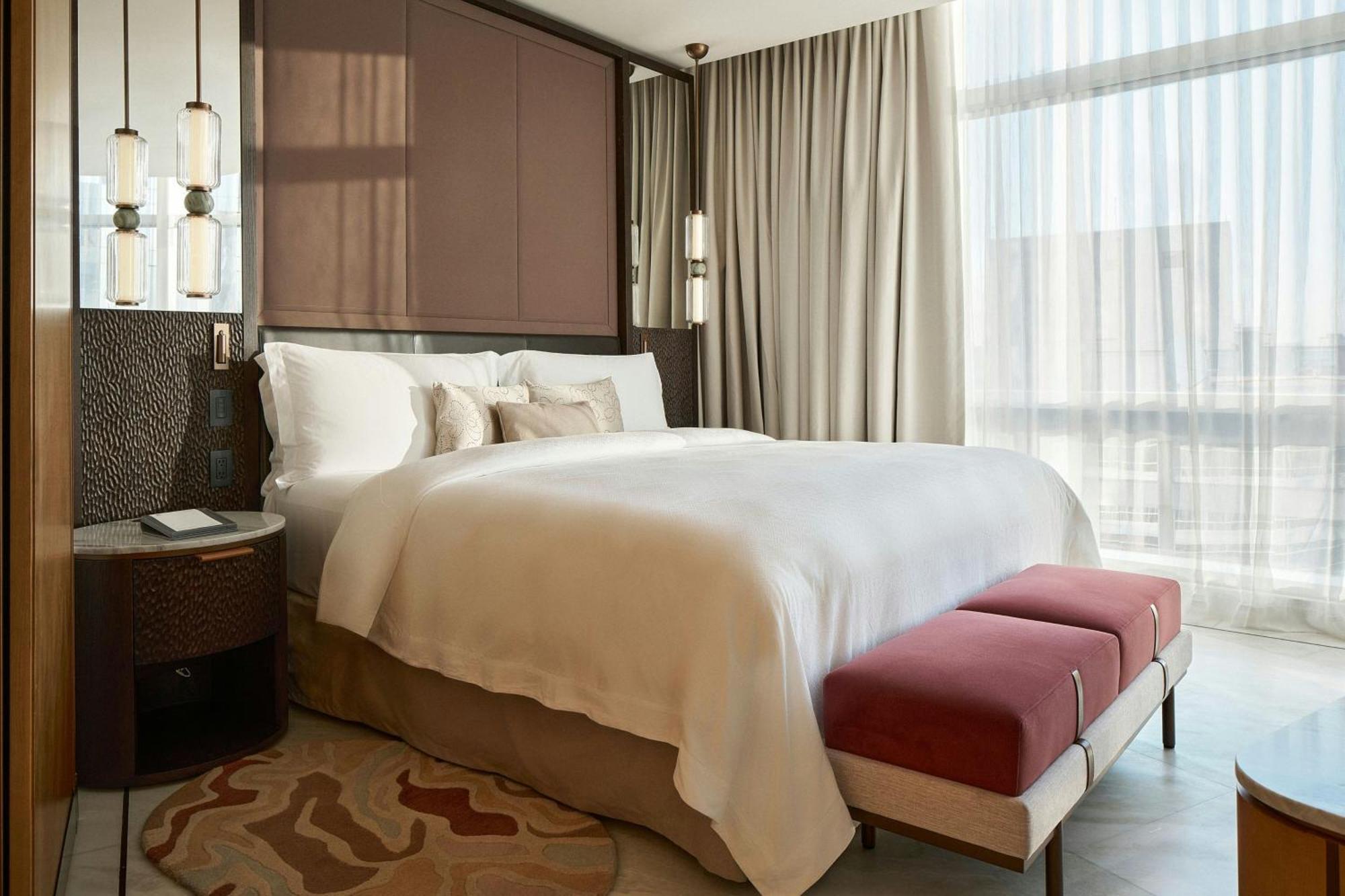 Executive Junior Butler Service Suite 1 King