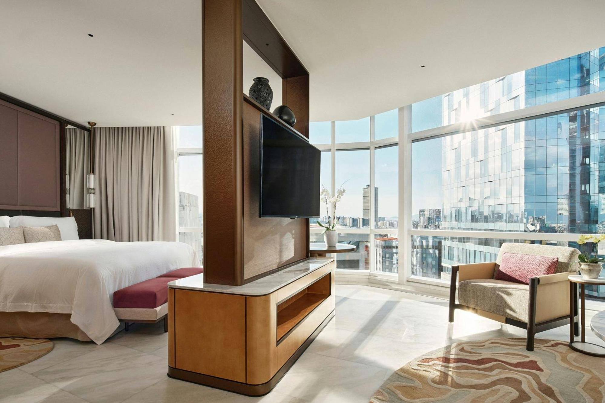 Executive Junior Butler Service Suite 1 King