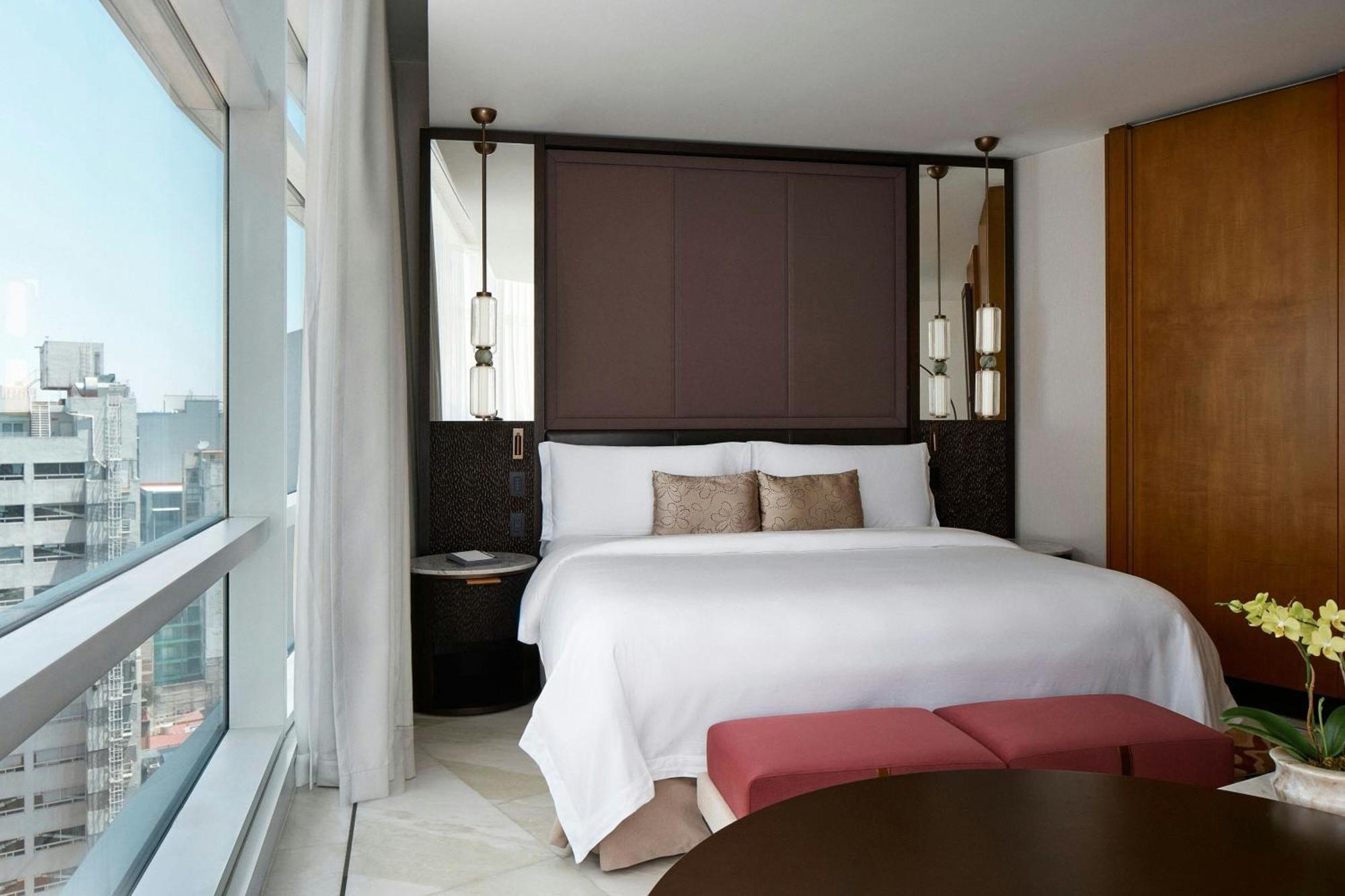 Executive Junior Butler Service Suite 1 King